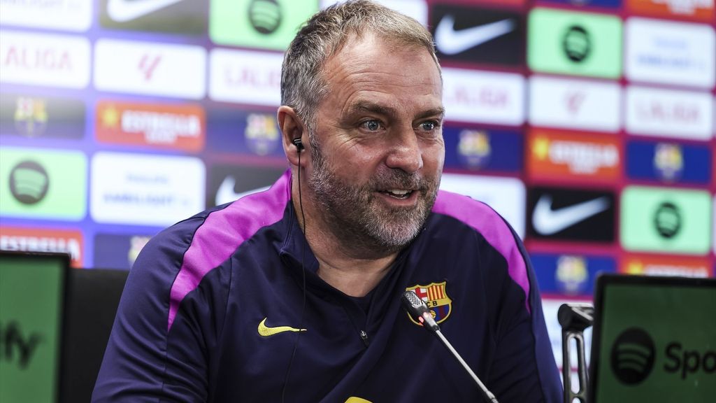 Flick estima la vuelta de Frenkie de Jong, vacila a un periodista con Gavi y le da un aviso