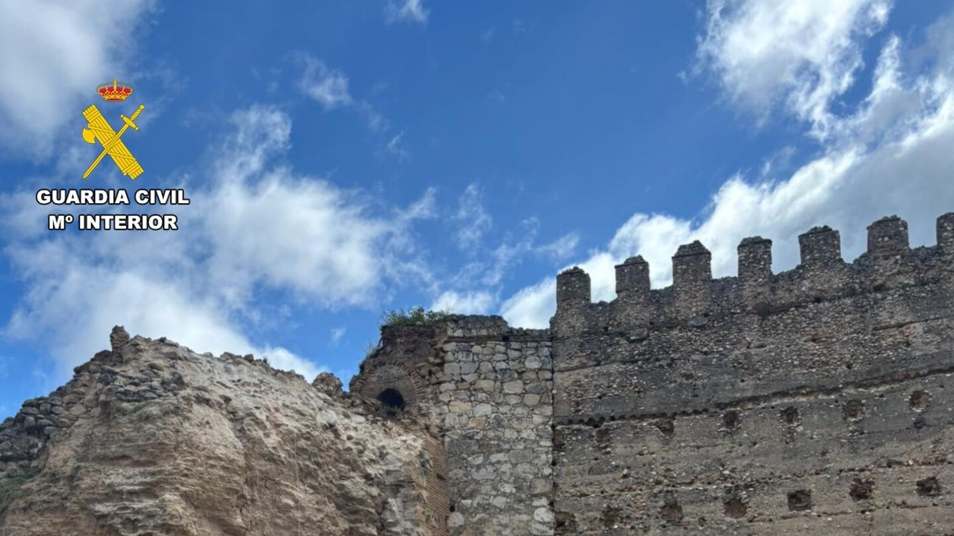 El Castillo de Escalona ha sufrido el derrumbamiento de una de una de sus torres este sábado a causa del deterioro.