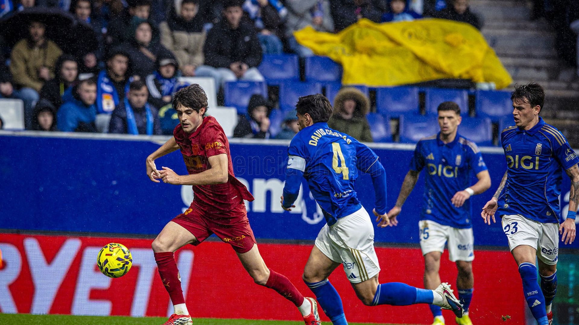 Javi Guerra ante el Oviedo