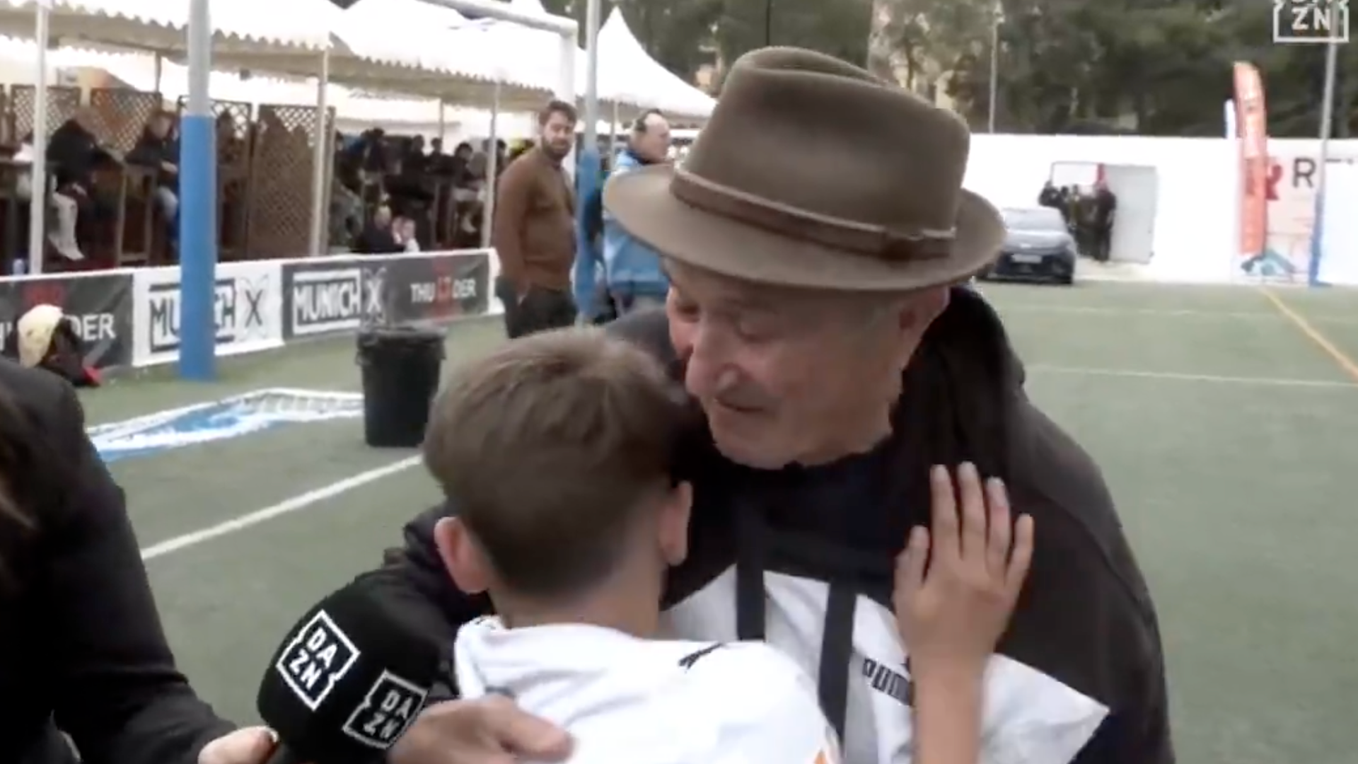 Jorge Latorre abraza a su abuelo