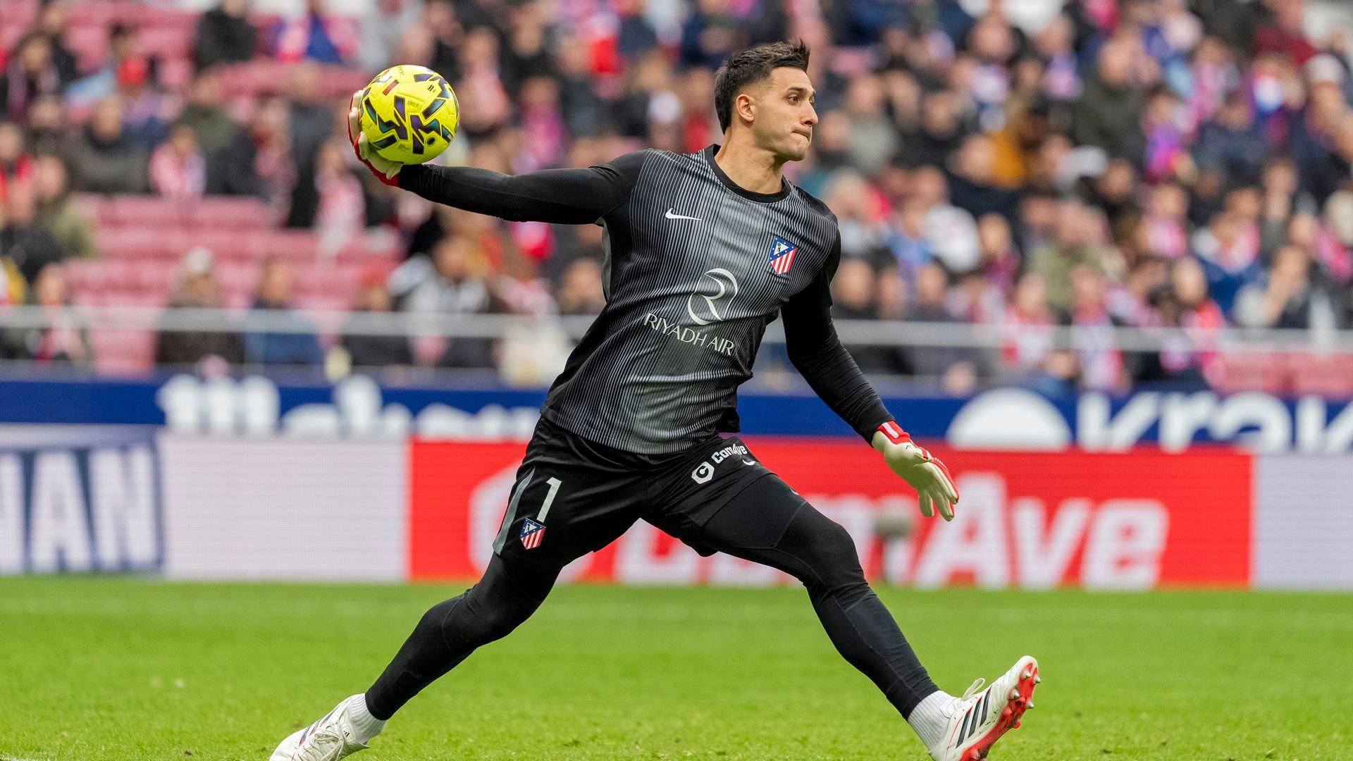 Juan Musso saca en el Atlético de Madrid-Getafe