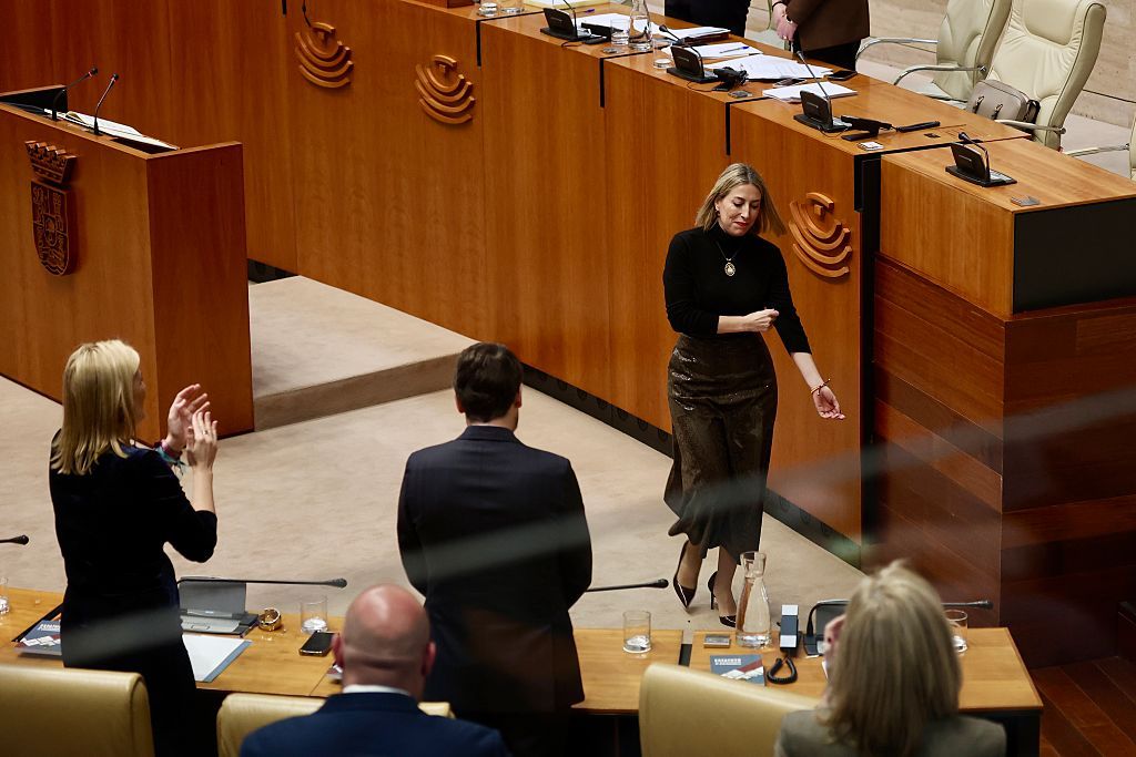 María Guardiola, con una falda de polipiel, jersey de cuello alto y zapatos de salón