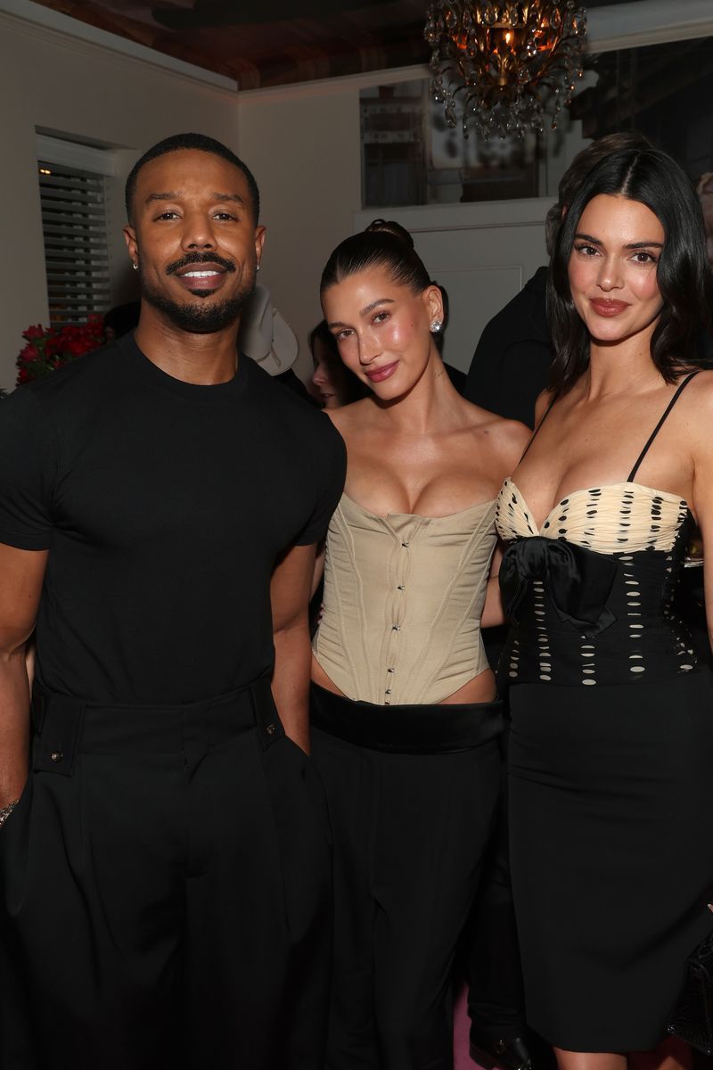 Michael B. Jordan, junto a Kendall Jenner, con la que se relacionó sentimentalmente, y Hailey Bieber, en una imagen de 2026