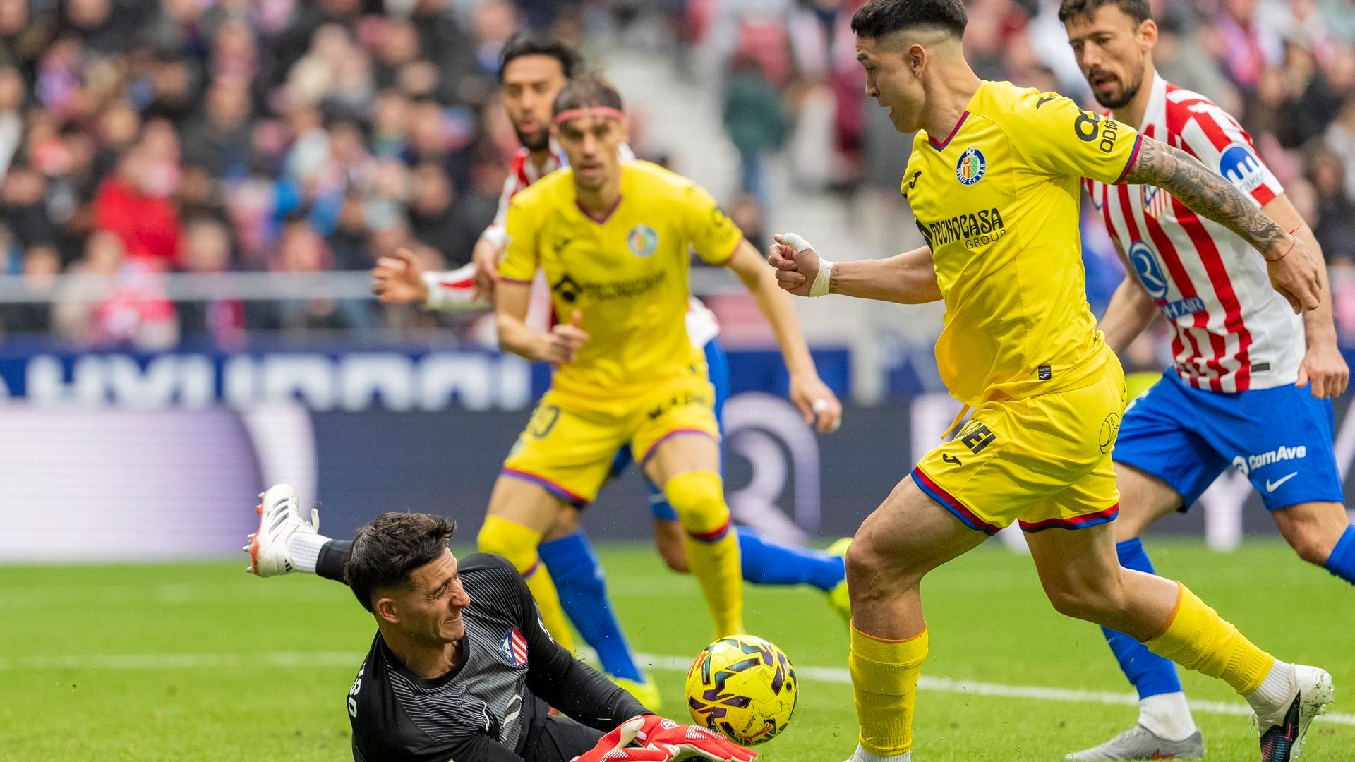 Ocasión de Martín Satriano ante Juan Musso en el Atlético-Getafe