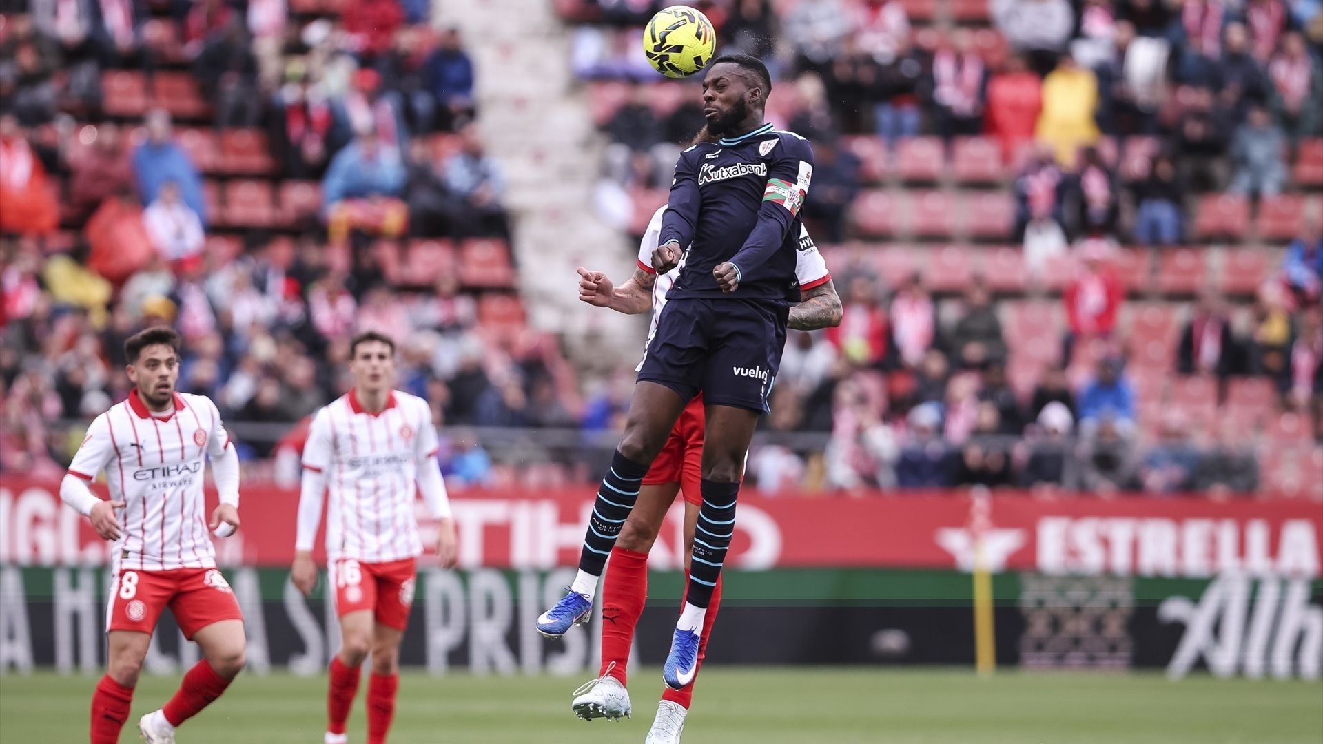 Salto de Iñaki Williams capitán del Athletic ante el Girona en Montilivi