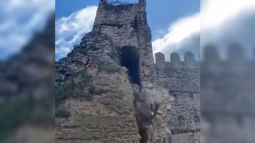 Momento en el que se derrumba parte del Castillo de Escalona, en Toledo: estaban a punto de iniciarse las visitas al monumento