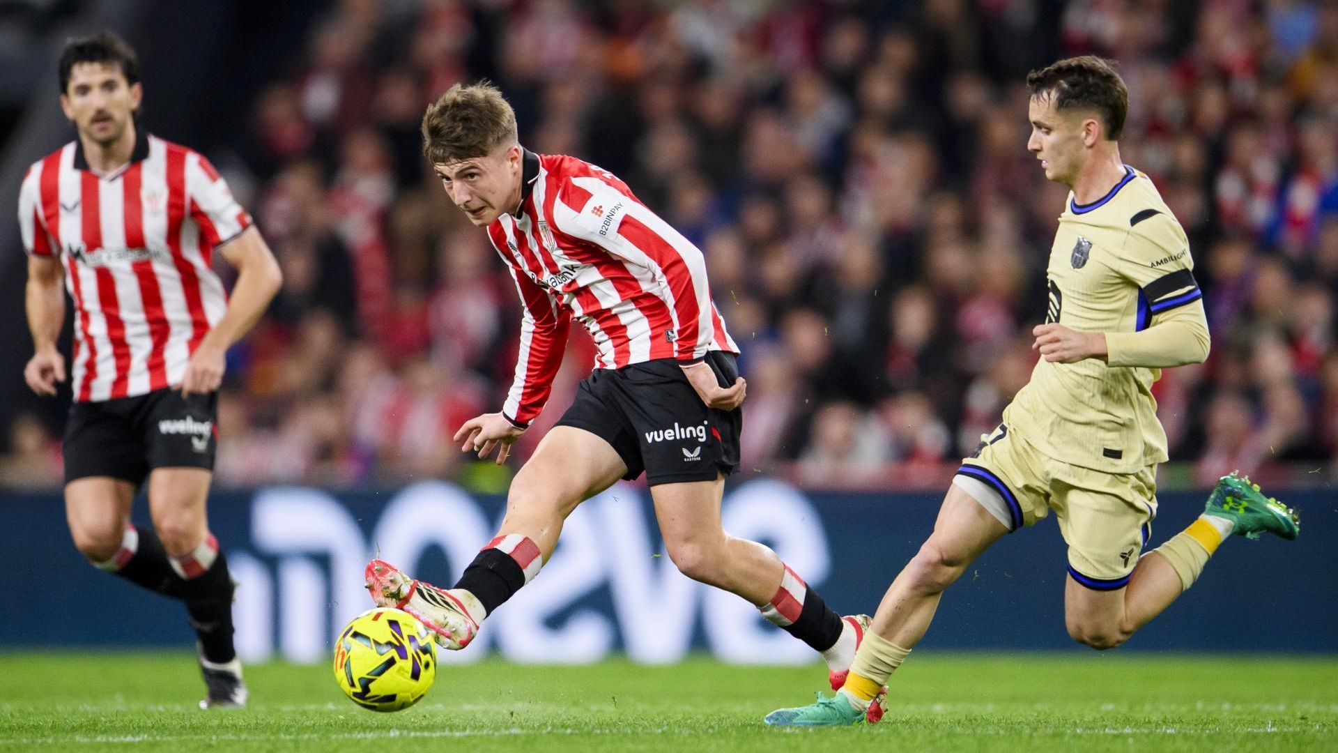 Toque de Mikel Jauregizar ante el Barça en San Mamés