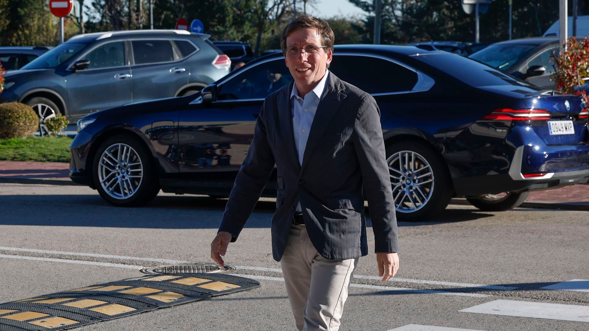 Almeida a su llegada a la capilla ardiente de Gemma Cuervo