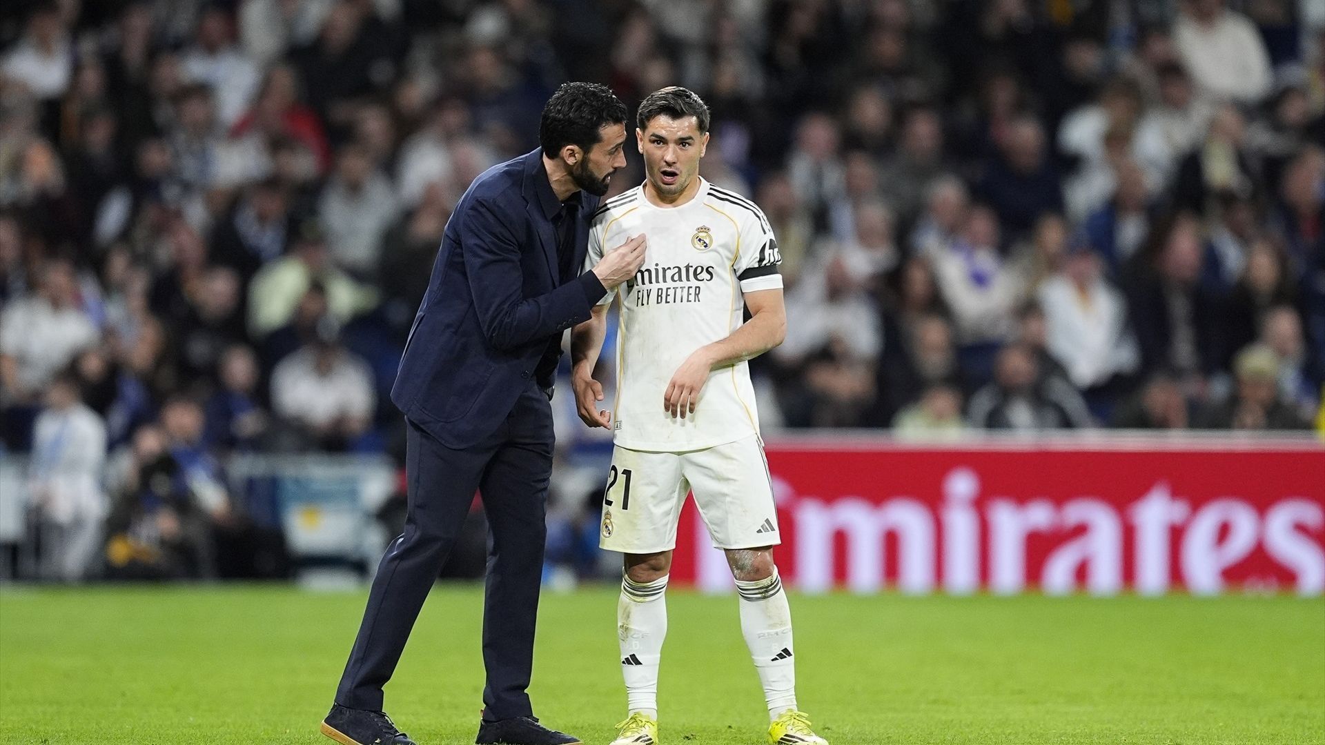 Álvaro Arbeloa y Brahim Díaz charlan durante el Real Madrid-Elche Álvaro Arbeloa y Brahim Díaz charlan durante el Real Madrid-Elche