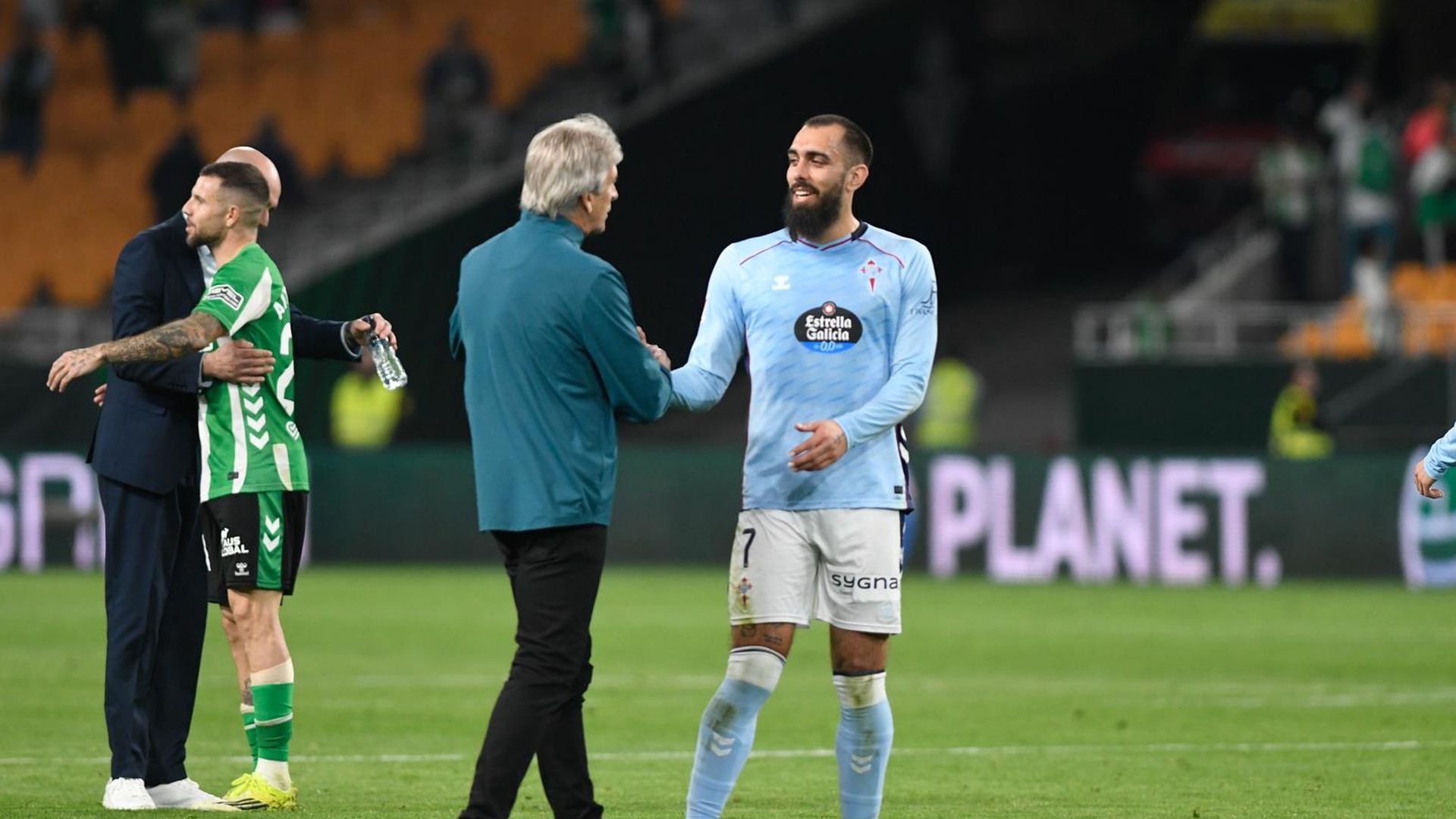 Borja Iglesias, saludando a Manuel Pellegrini