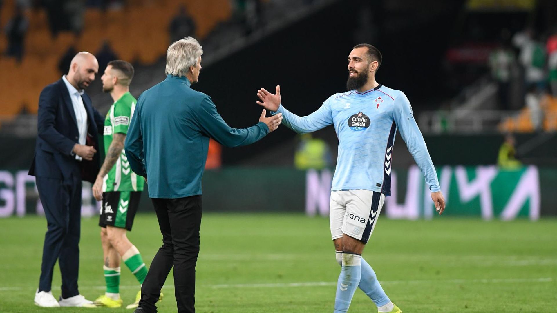 Borja Iglesias, saludando a Manuel Pellegrini Borja Iglesias, saludando a Manuel Pellegrini
