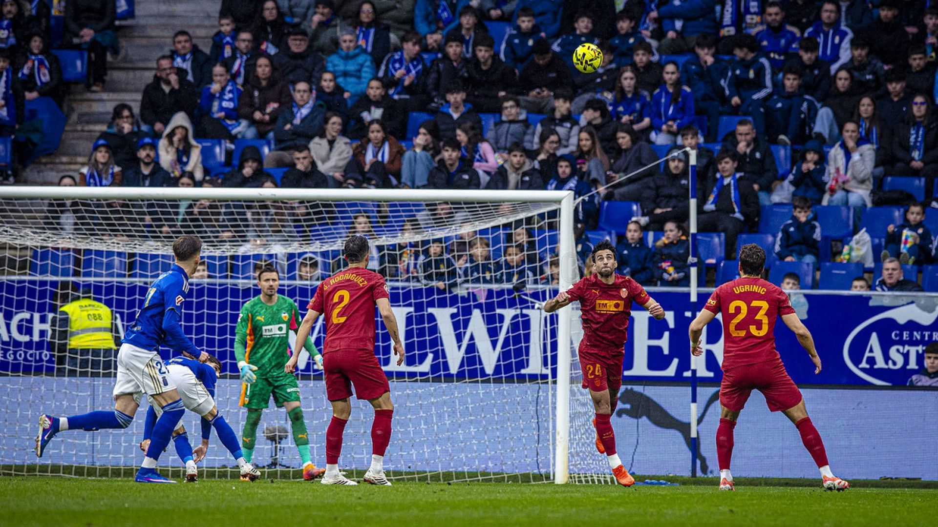 Defensa del Valencia CF ante el Oviedo