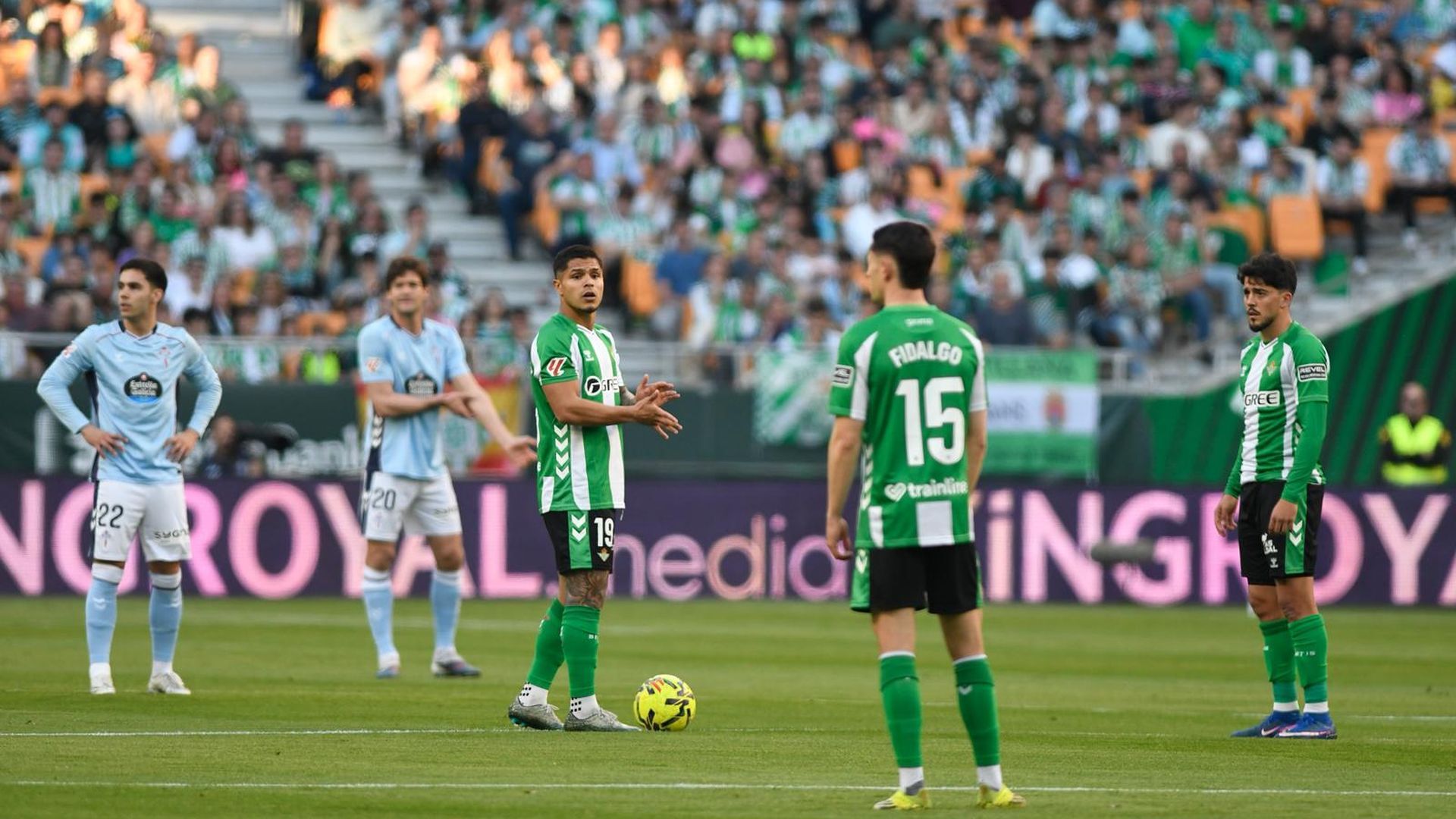 El Cucho Hernández, animando a sus compañeros, en el Betis - Celta