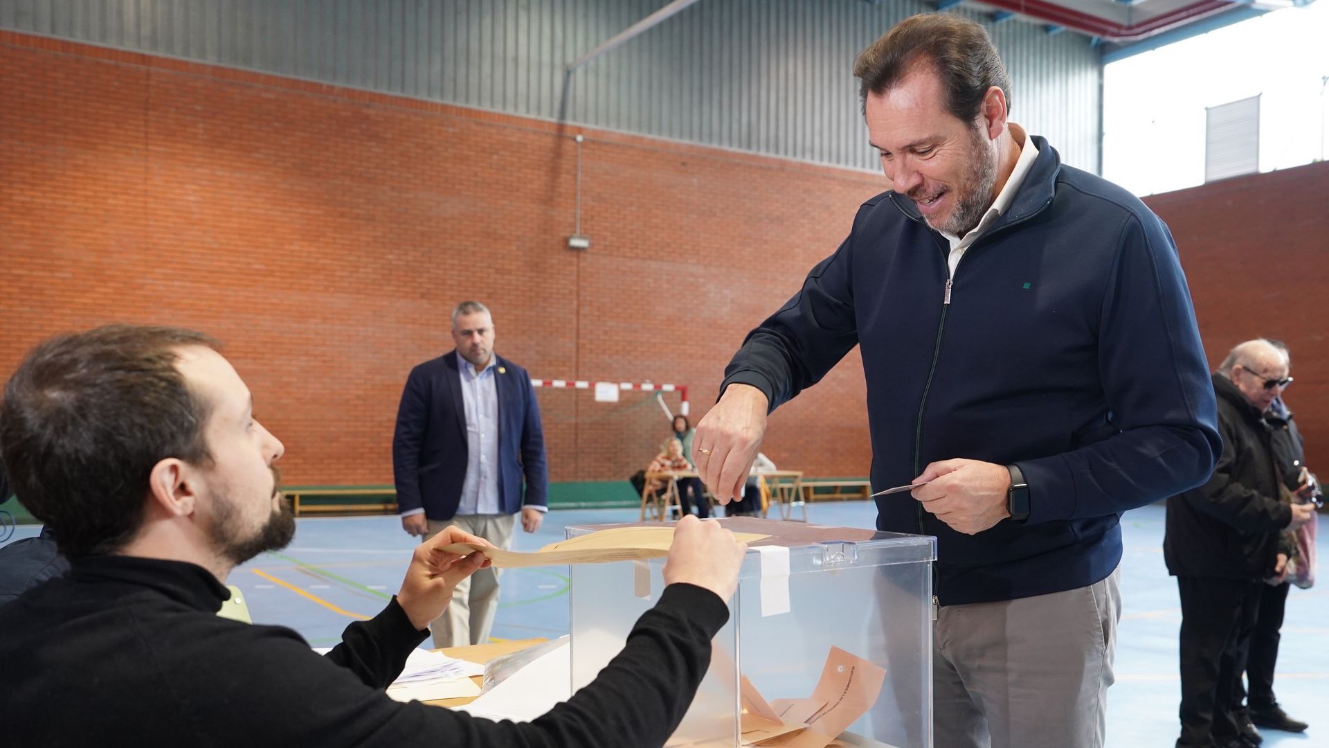 El ministro de Transportes y Movilidad Sostenible, Óscar Puente, ejerce su derecho al voto en Valladolid, este domingo. El ministro de Transportes y Movilidad Sostenible, Óscar Puente, ejerce su derecho al voto en Valladolid, este domingo.