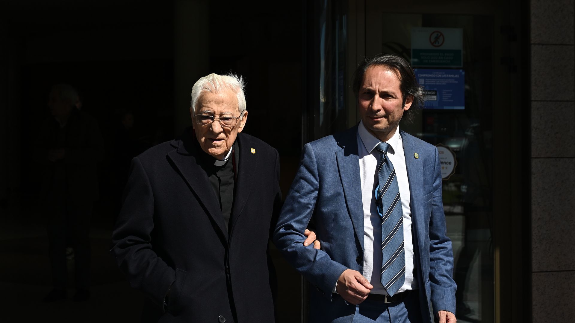 El padre Ángel a su llegada a la capilla ardiente de Gemma Cuervo