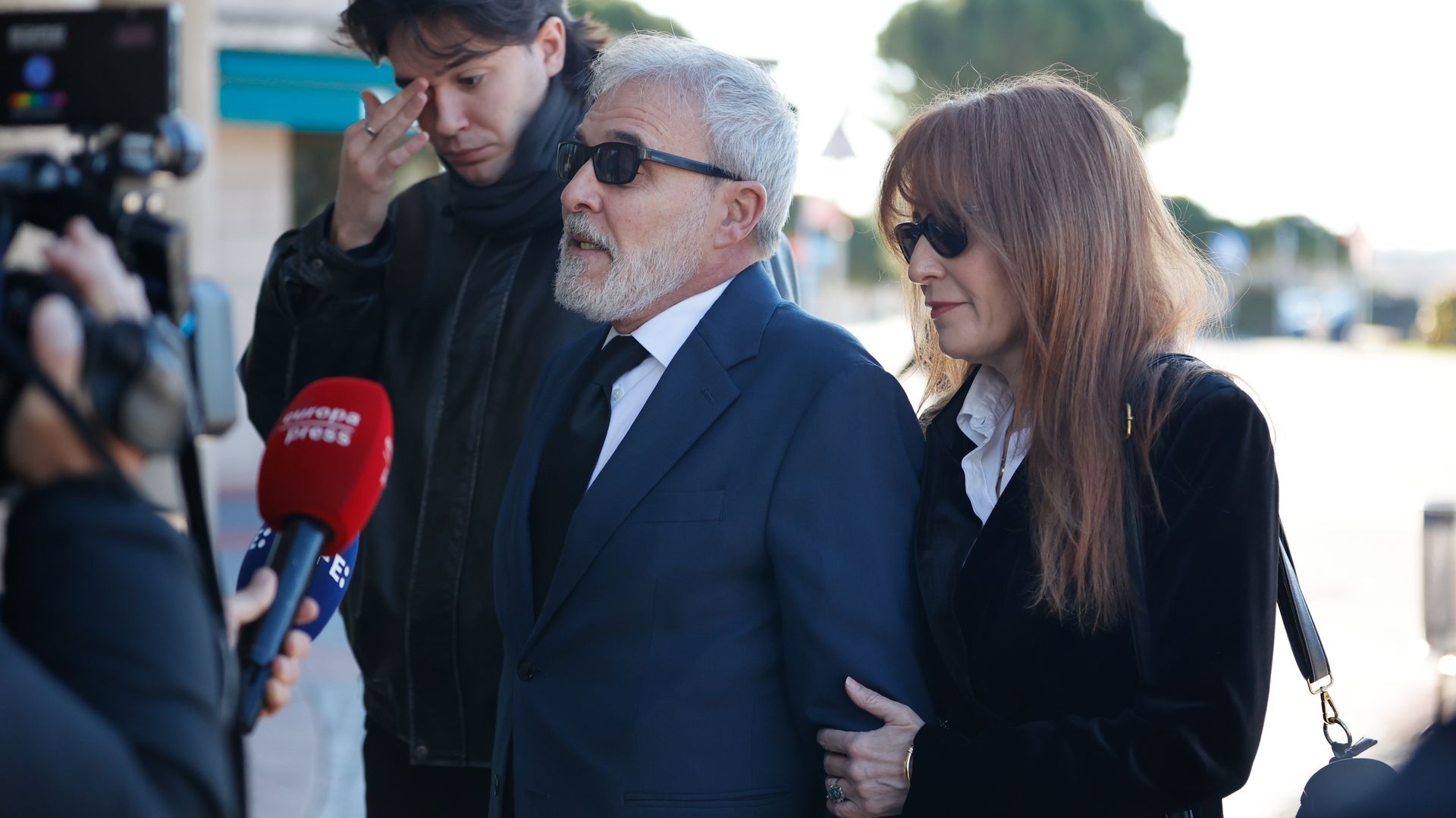 Fernando Guillén Cuervo en la capilla ardiente de su madre, Gemma