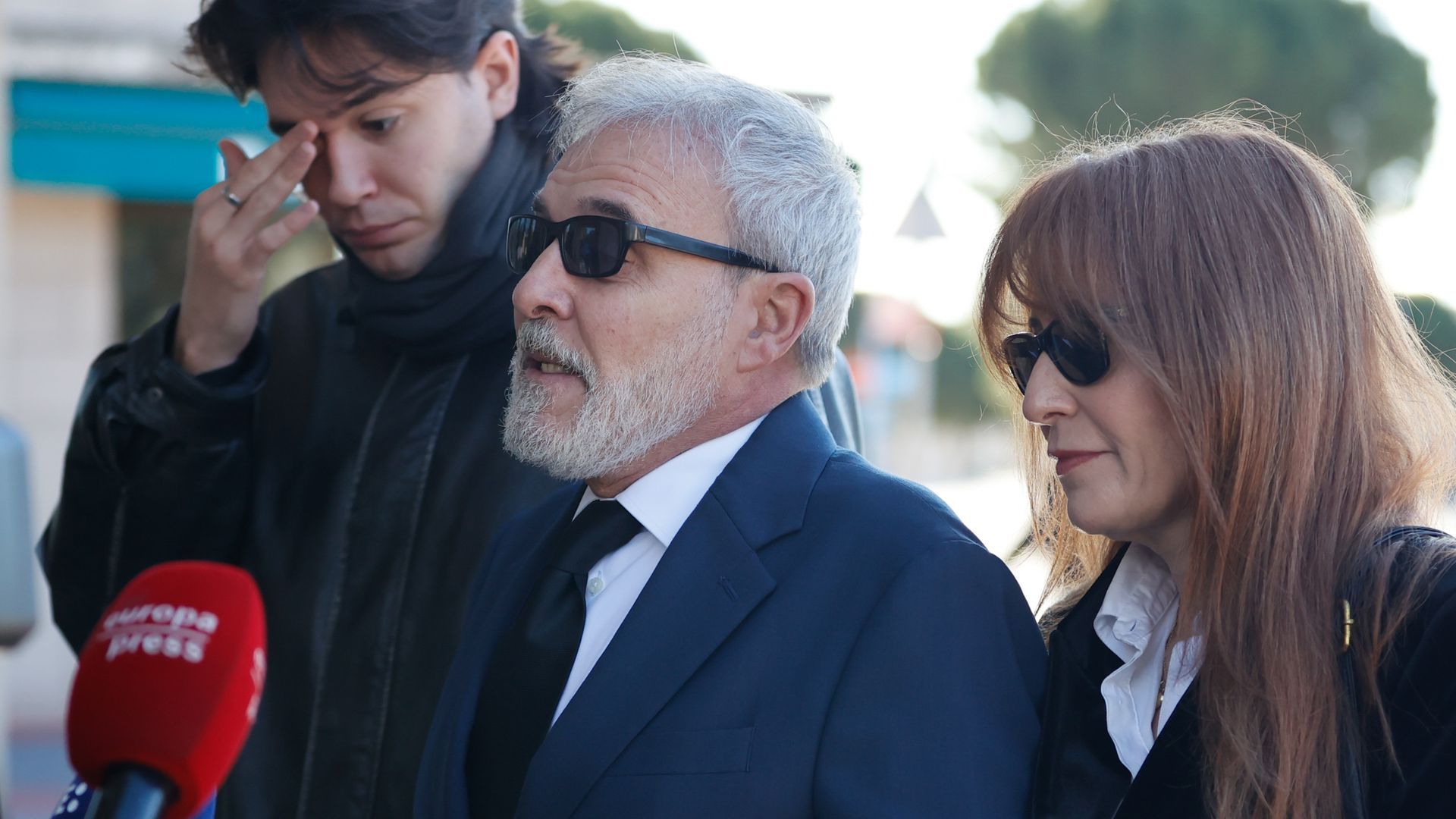 Fernando Guillén Cuervo en la capilla ardiente de su madre, Gemma