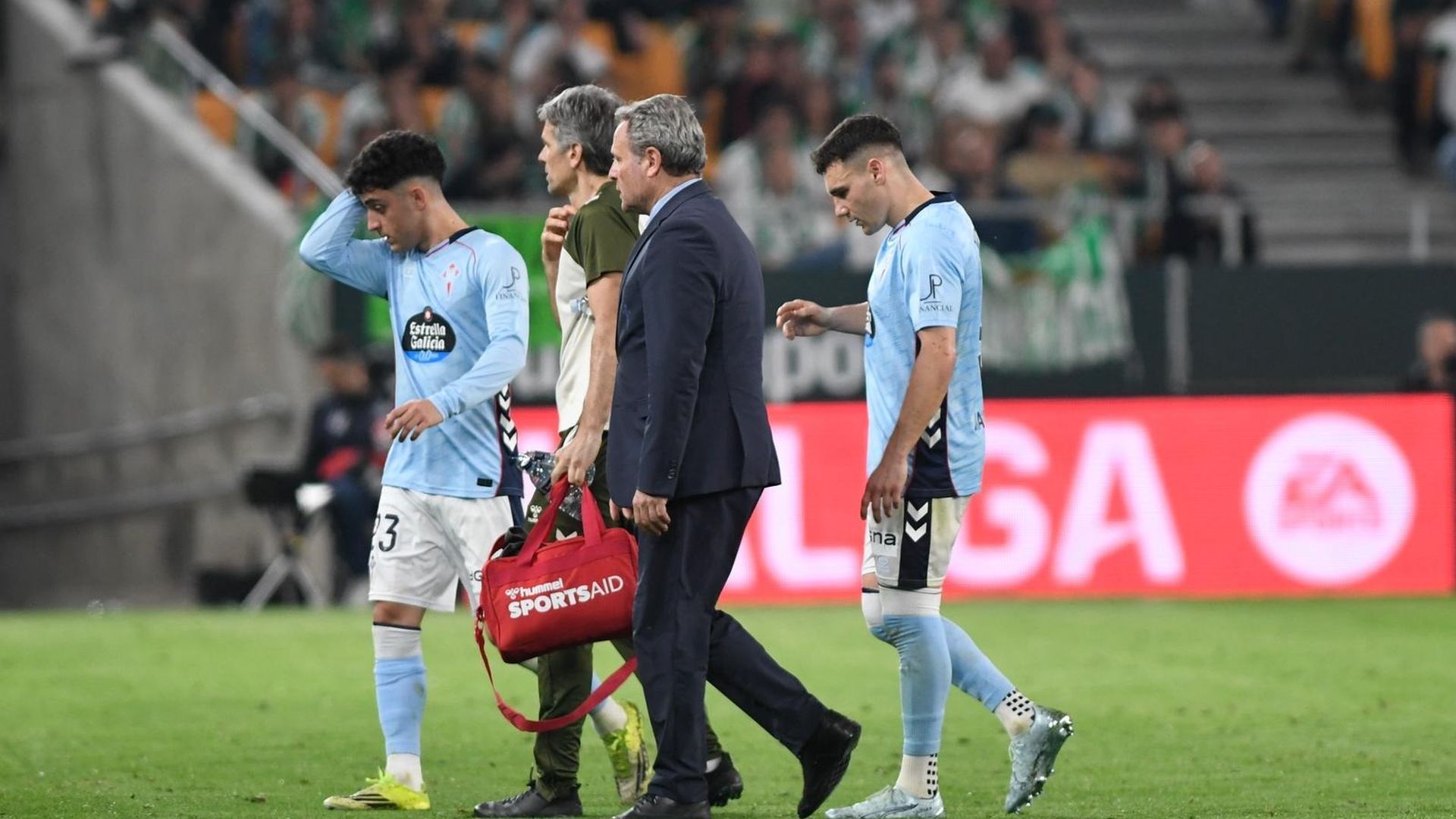 Ferran Jutglà se marcha conmocionado del Betis - Celta. Ferran Jutglà se marcha conmocionado del Betis - Celta.