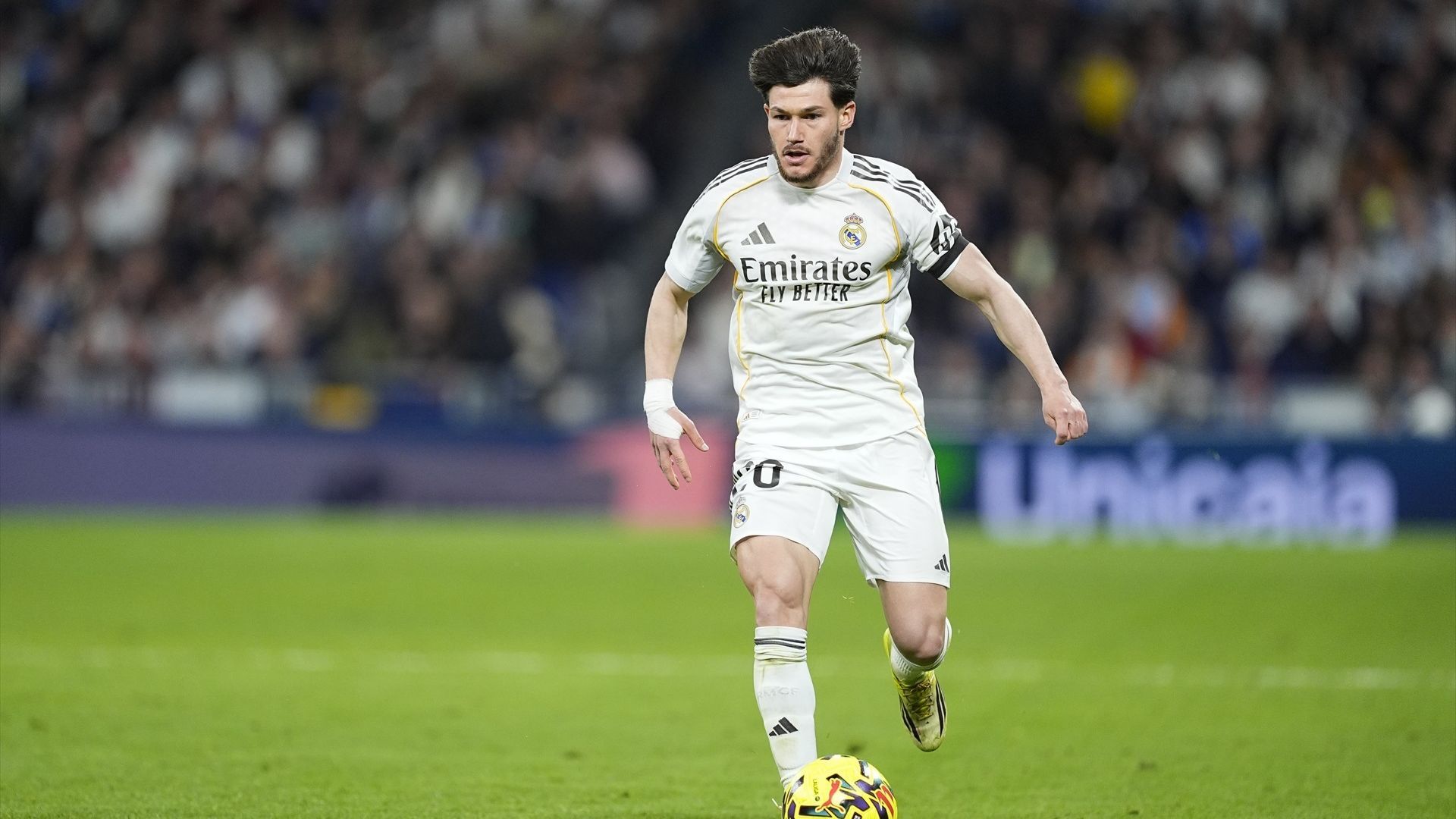 Fran García conduce el balón en el Real Madrid-Elche