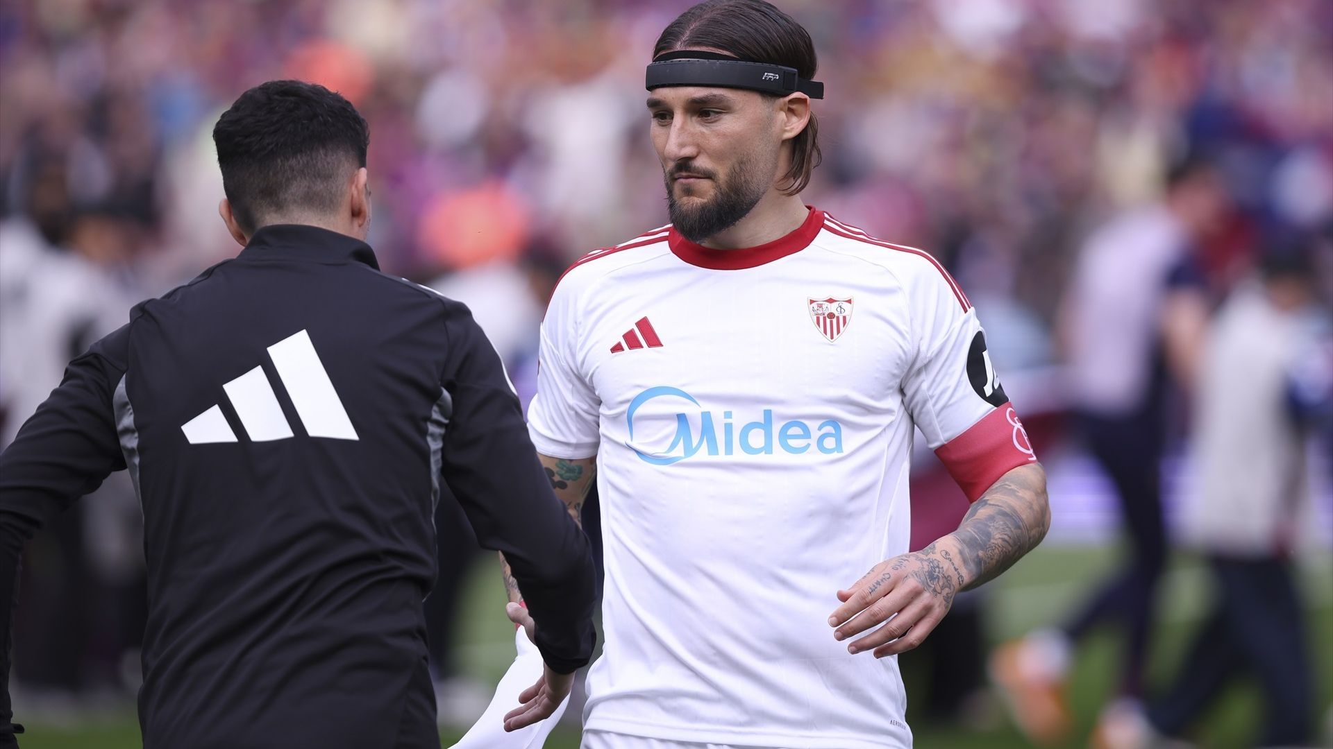 Gudelj, contra el FC Barcelona Gudelj, contra el FC Barcelona