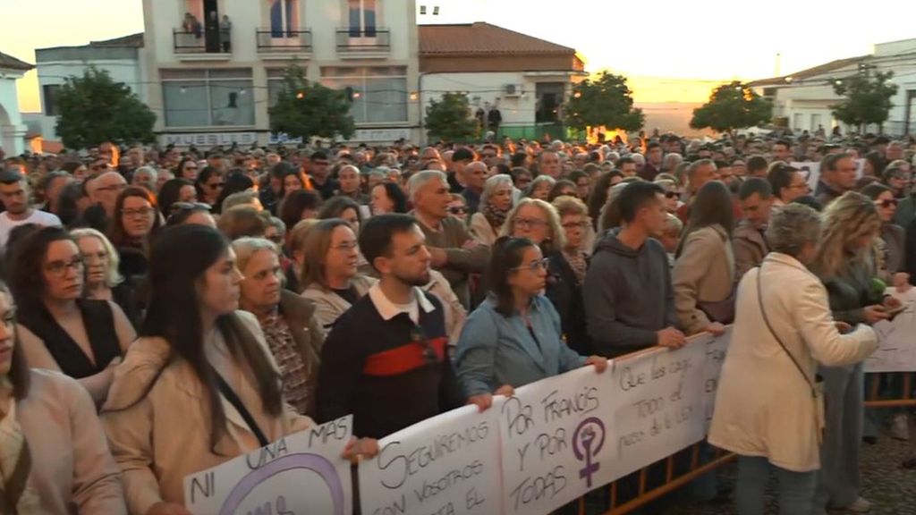 Hornachos, entre el dolor y la incredulidad, muestra su apoyo a la familia de Francisca Cadenas, brutalmente asesinada hace nueve años