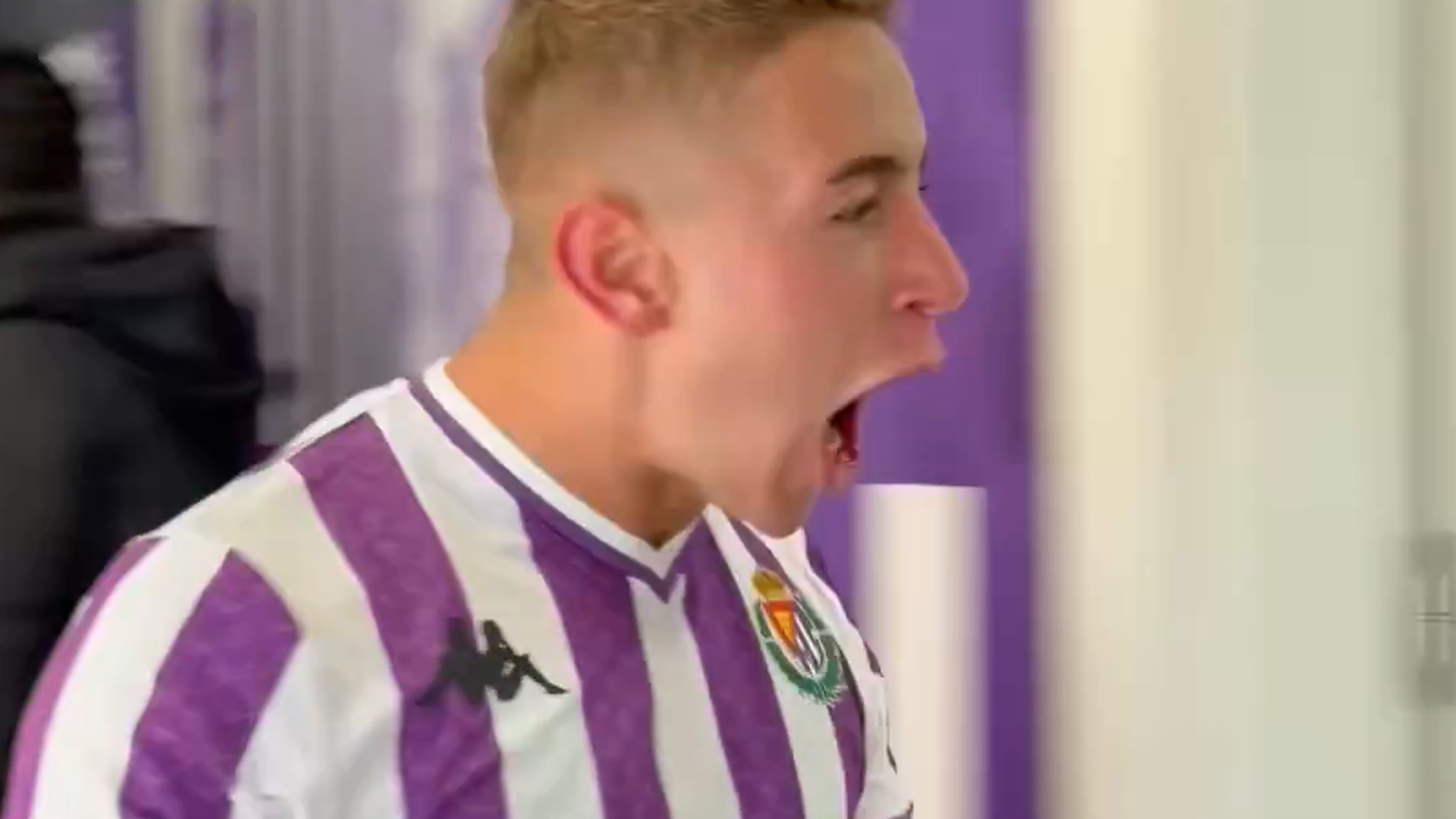 Hugo San Modesto celebra la victoria en el vestuario del Real Valladolid. Hugo San Modesto celebra la victoria en el vestuario del Real Valladolid.