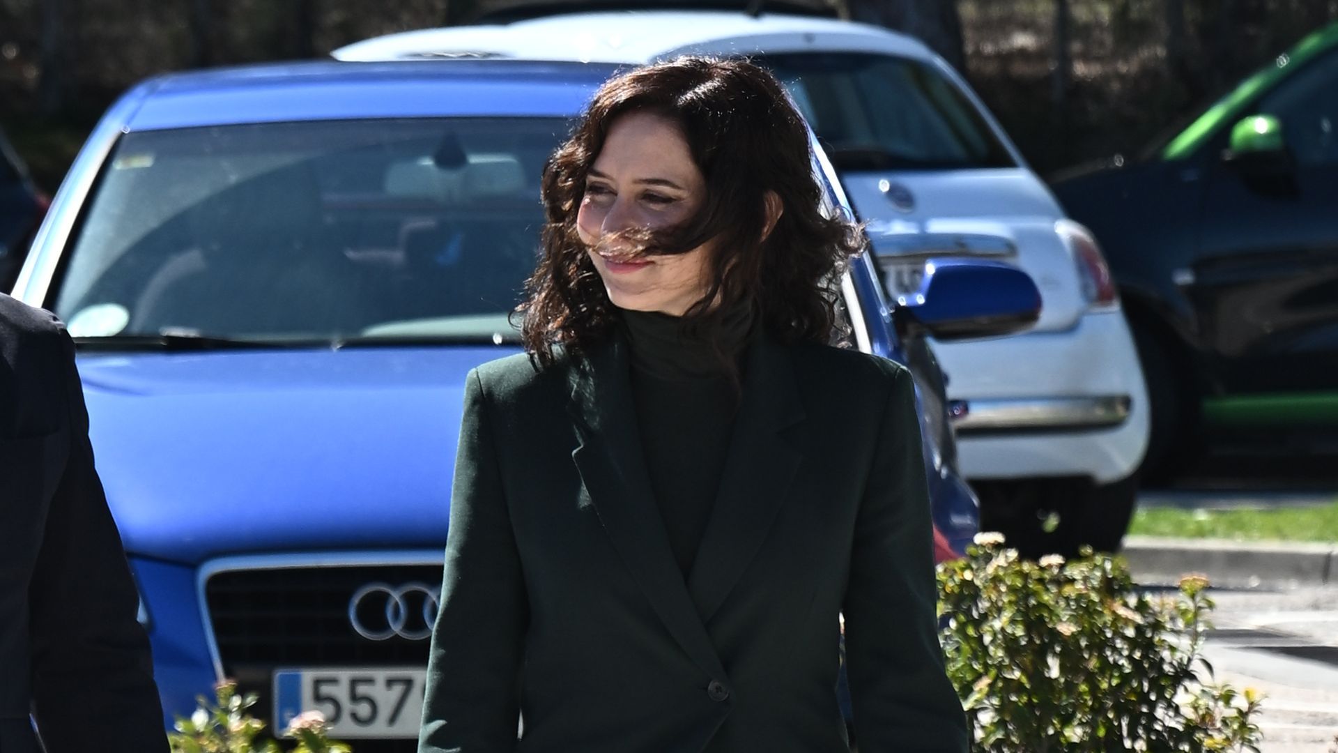 Isabel Díaz Ayuso a su llegada a la capilla ardiente de Gemma Cuervo en el tanatorio de Tres Cantos