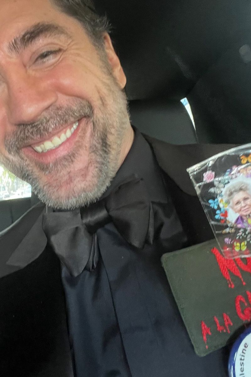Javier Bardem aparece con una imagen de su madre, Pilar Bardem, en su outfit para los Premios Oscar 2026