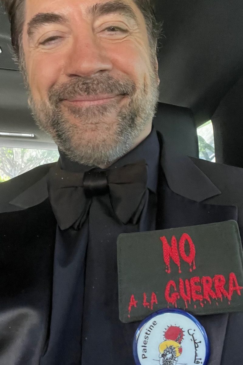 Javier Bardem, con insignias en favor de la población palestina y en contra de la guerra, en los Premios Oscar 2026