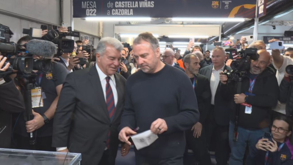 Hansi Flick y los jugadores votan en las elecciones del FC Barcelona y Joan Laporta monta la fiesta