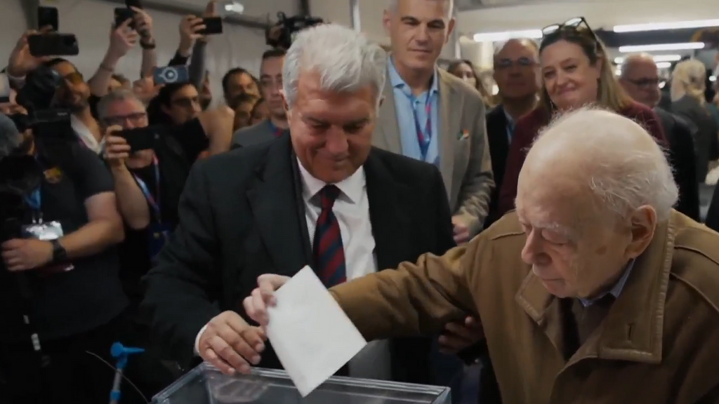 Jordi Pujol reaparece junto a su hijo Oriol y Joan Laporta para votar en las elecciones del Barça