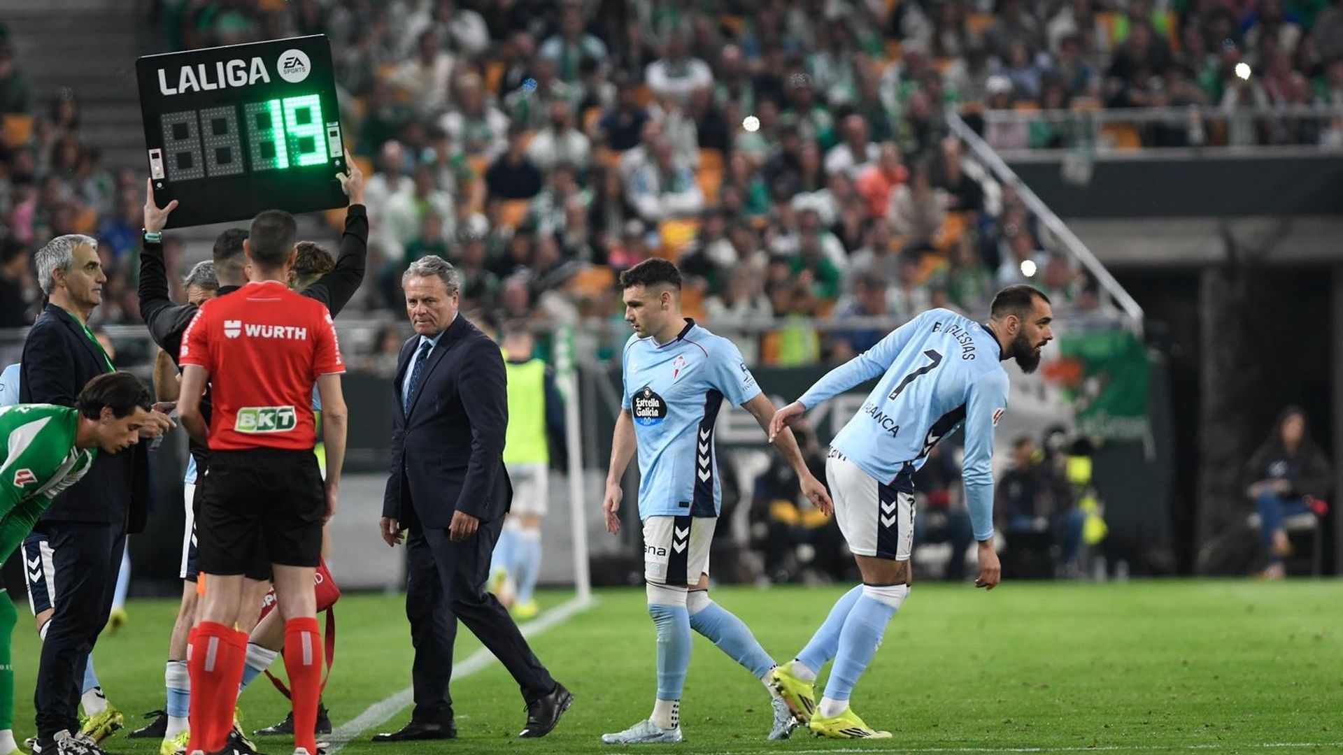 Jutglà y Borja Iglesias, durante el cambio.