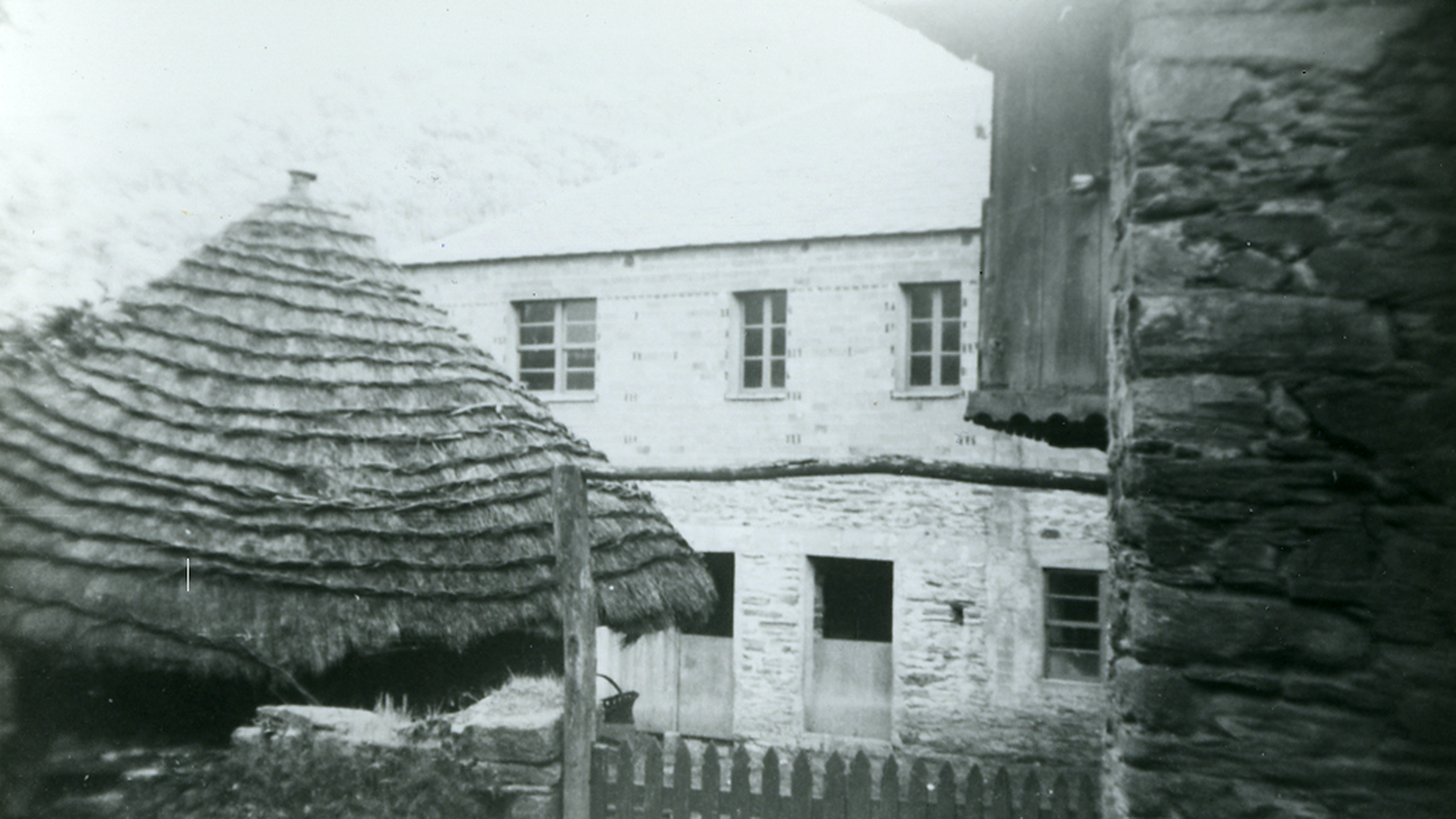 La actual vivienda de Olive Laxe, en las montañas de Lugo, se remonta a los años sesenta y es heredera de una antigua palloza