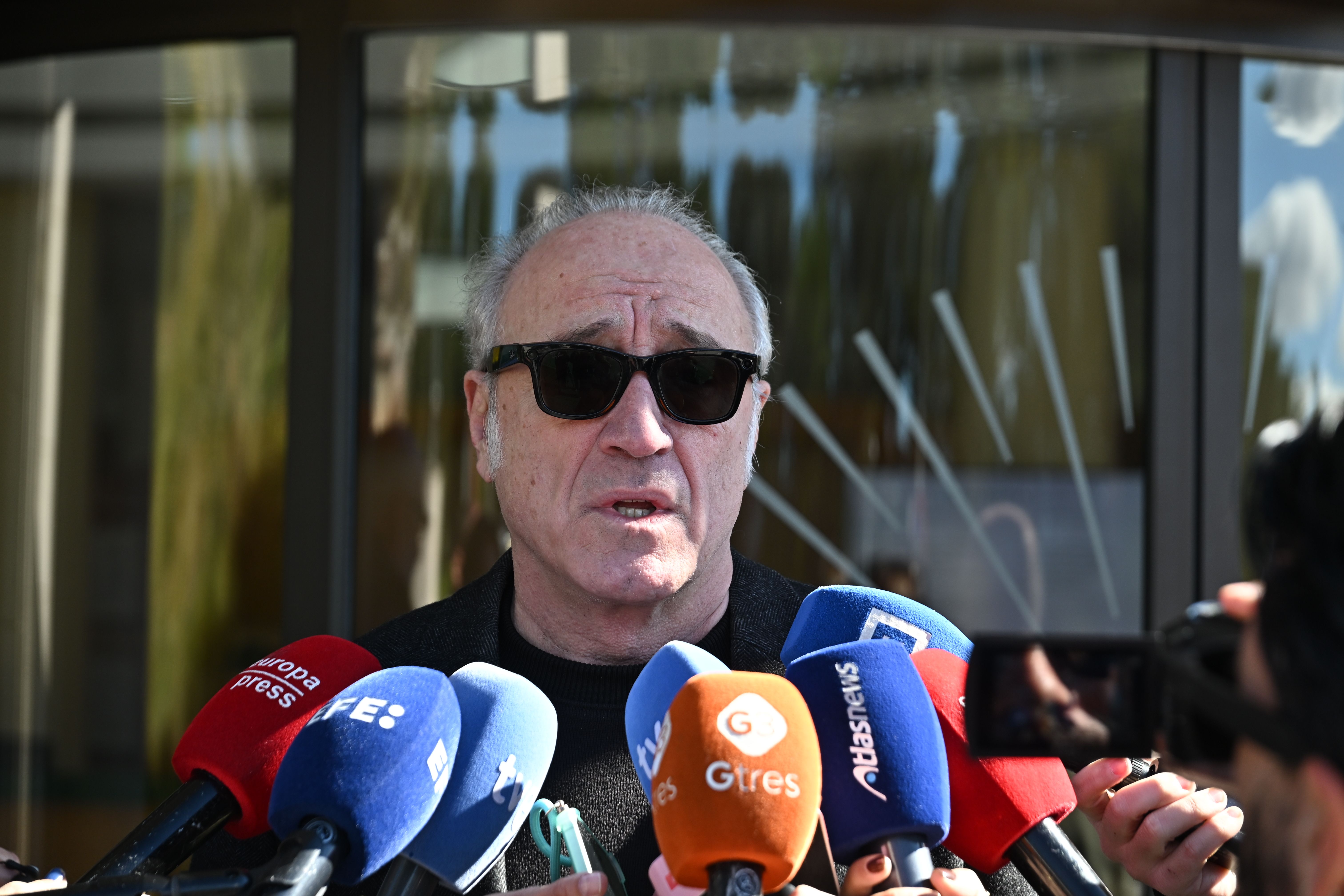 Roberto Álvarez en la capilla ardiente de Gemma Cuervo