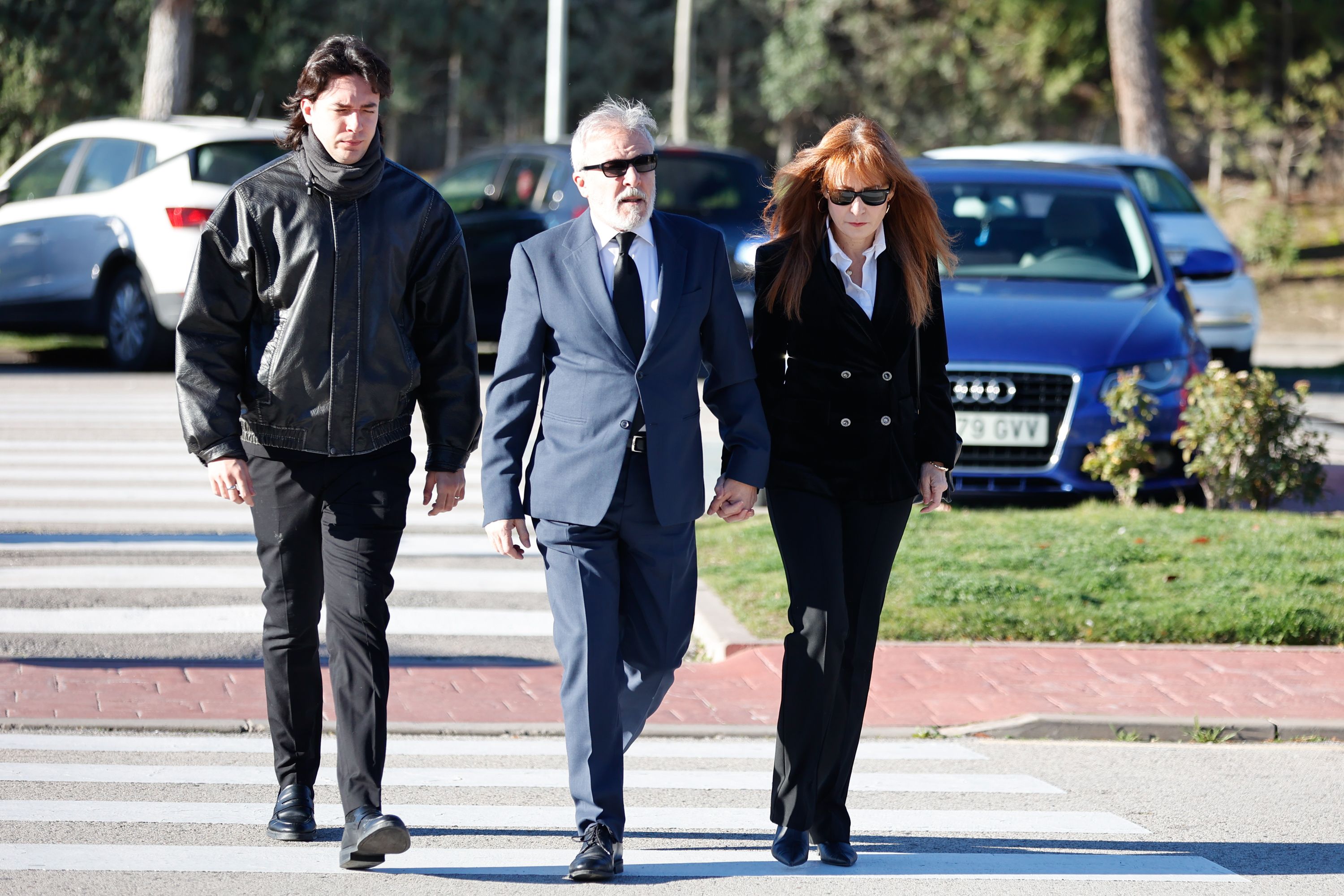Fernando Guillén Cuervo llegando a la capilla ardiente de su madre