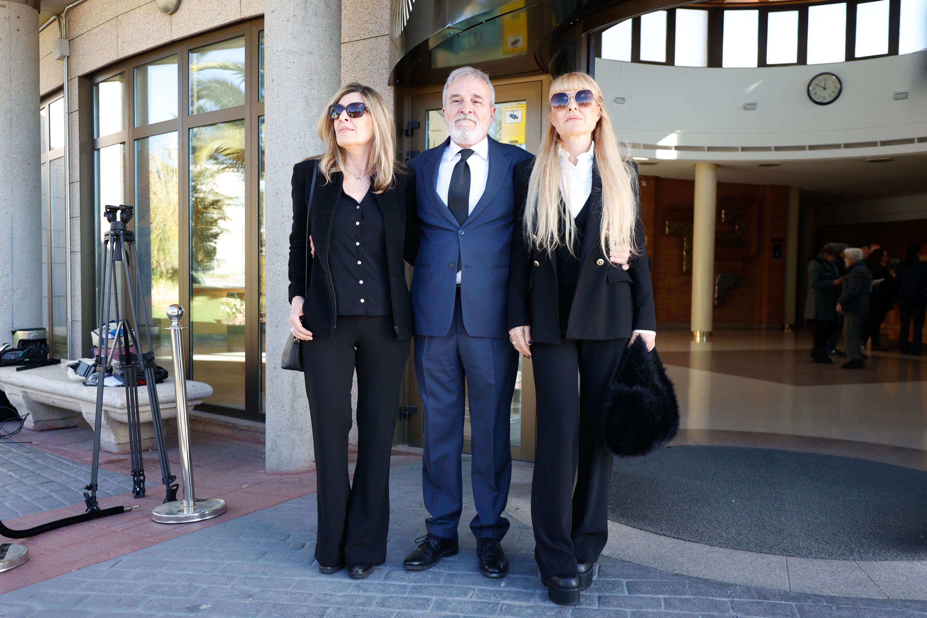 Los hermanos Guillén Cuervo en la capilla ardiente de Gemma Cuervo