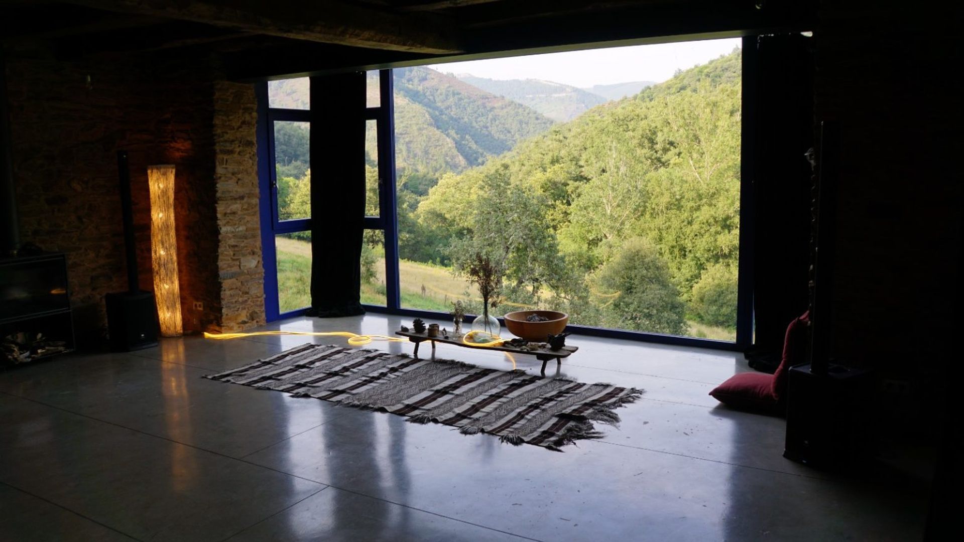 La casa de Oliver Laxe, en la aldea de Vilela (Lugo) fue el antiguo hogar de sus abuelos y, bajo el nombre de Casa Quindós, es sede de una organización