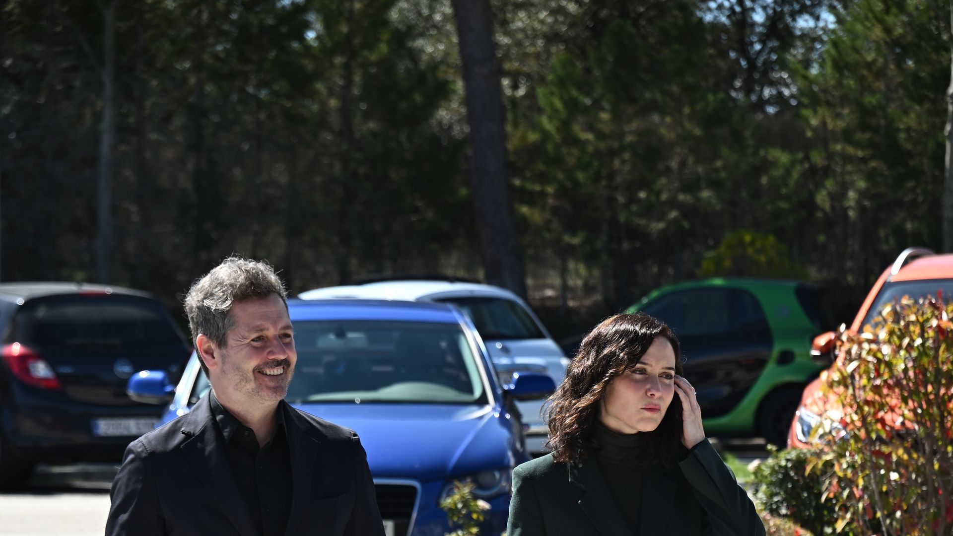 La presidenta de la Comuniadd de Madrid, Isabel Díaz Ayuso, y el consejero de Cultura Mariano de Pacor en la capilla ardiente de Gemma Cuervo