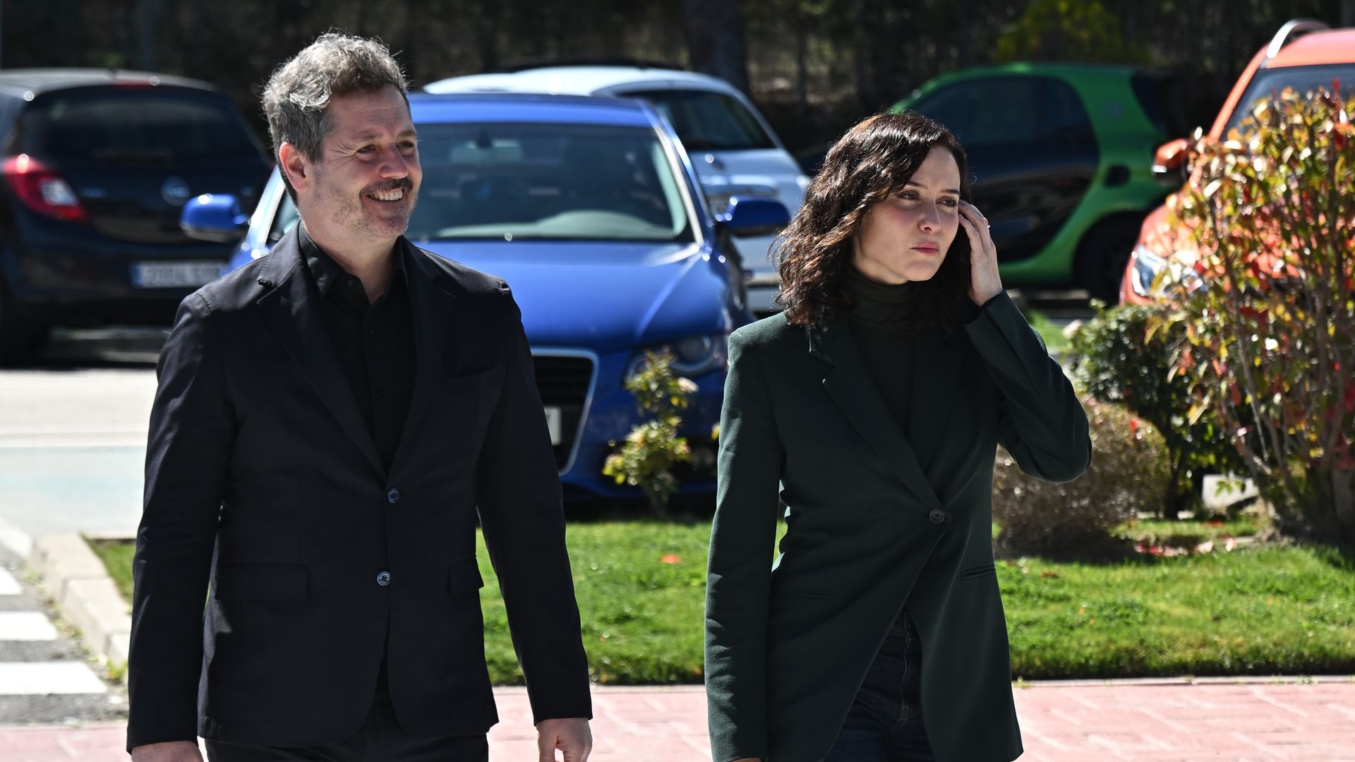 La presidenta de la Comuniadd de Madrid, Isabel Díaz Ayuso, y el consejero de Cultura Mariano de Pacor en la capilla ardiente de Gemma Cuervo