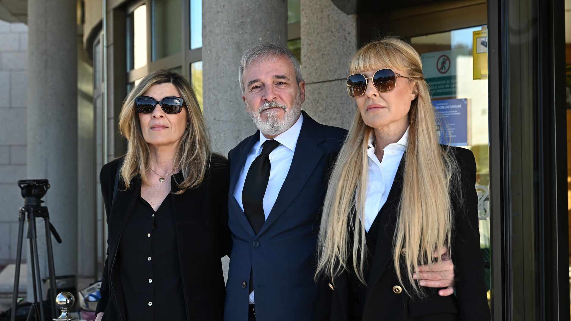 Los hermanos Cayetana, Fernando y Natalia Guillén Cuervo a su llegada al tanatorio de La Paz en Tres Cantos, Madrid.