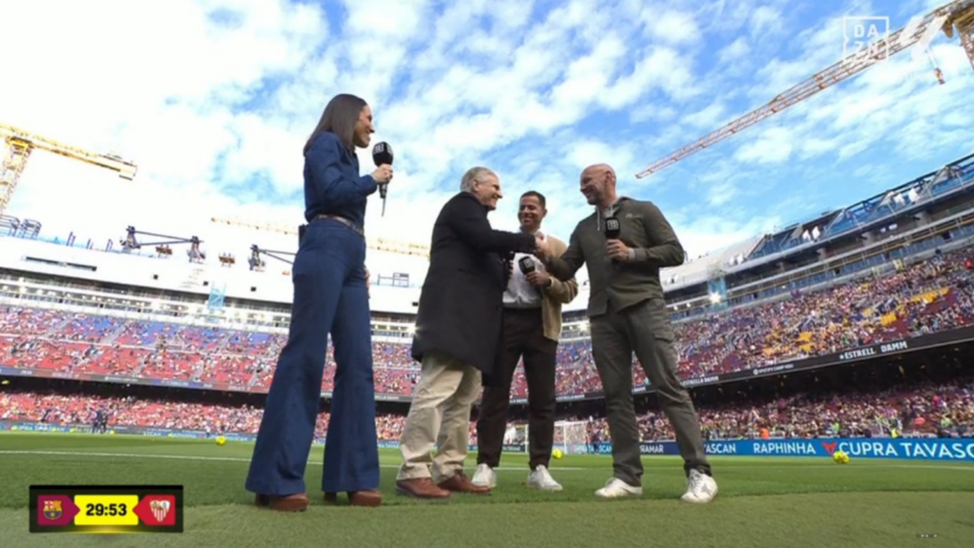Monchi y Cordón, saludándose