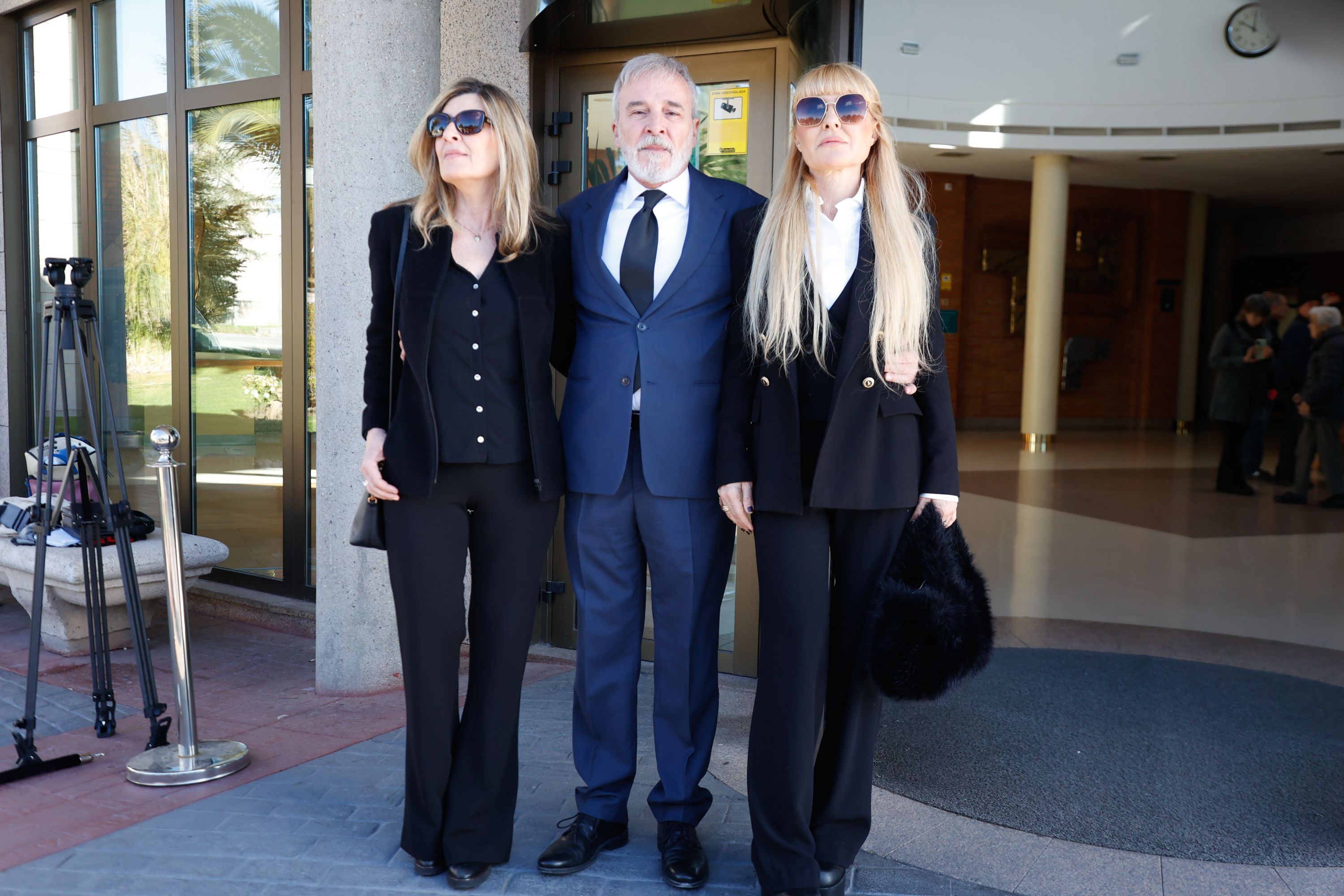 Natalia, Fernando y Cayetana Guillén Cuervo en el Tanatorio Parcesa La Paz de Tres Cantos