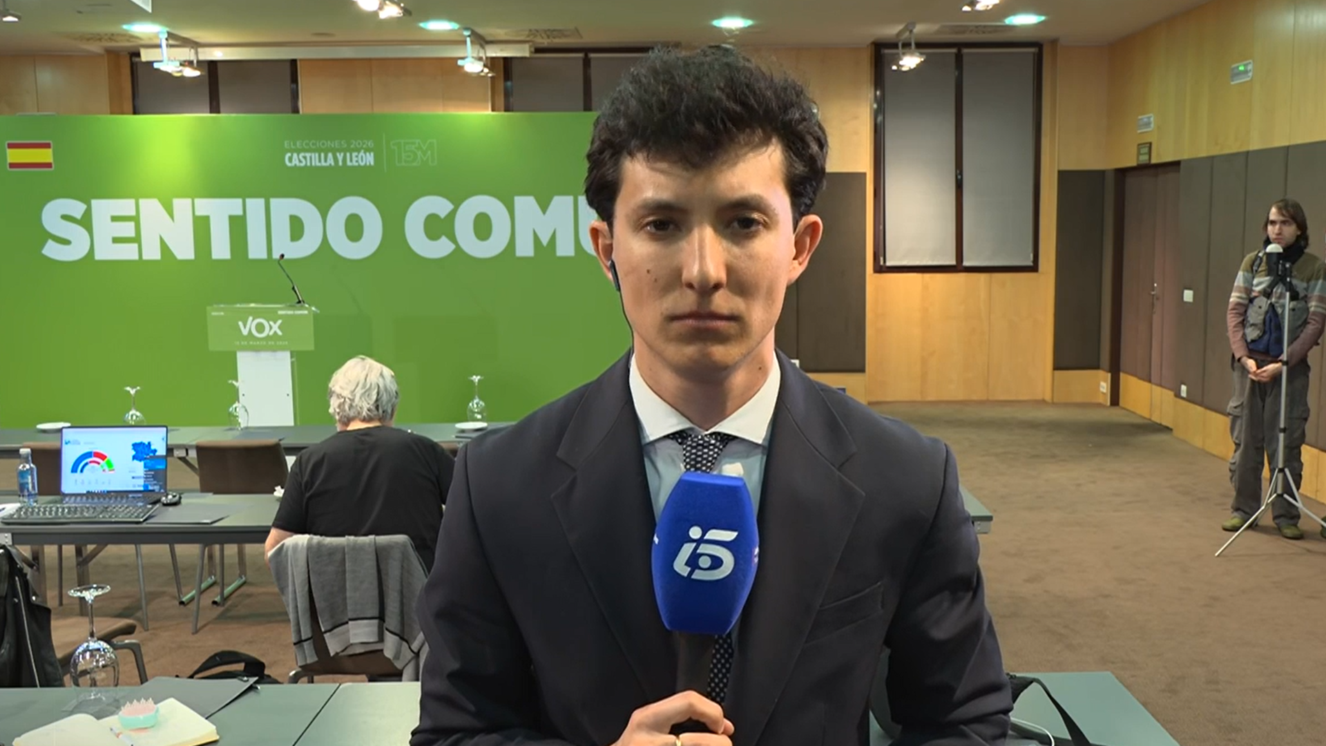 Nervios en las sedes de los partidos políticos durante el escrutinio de los votos