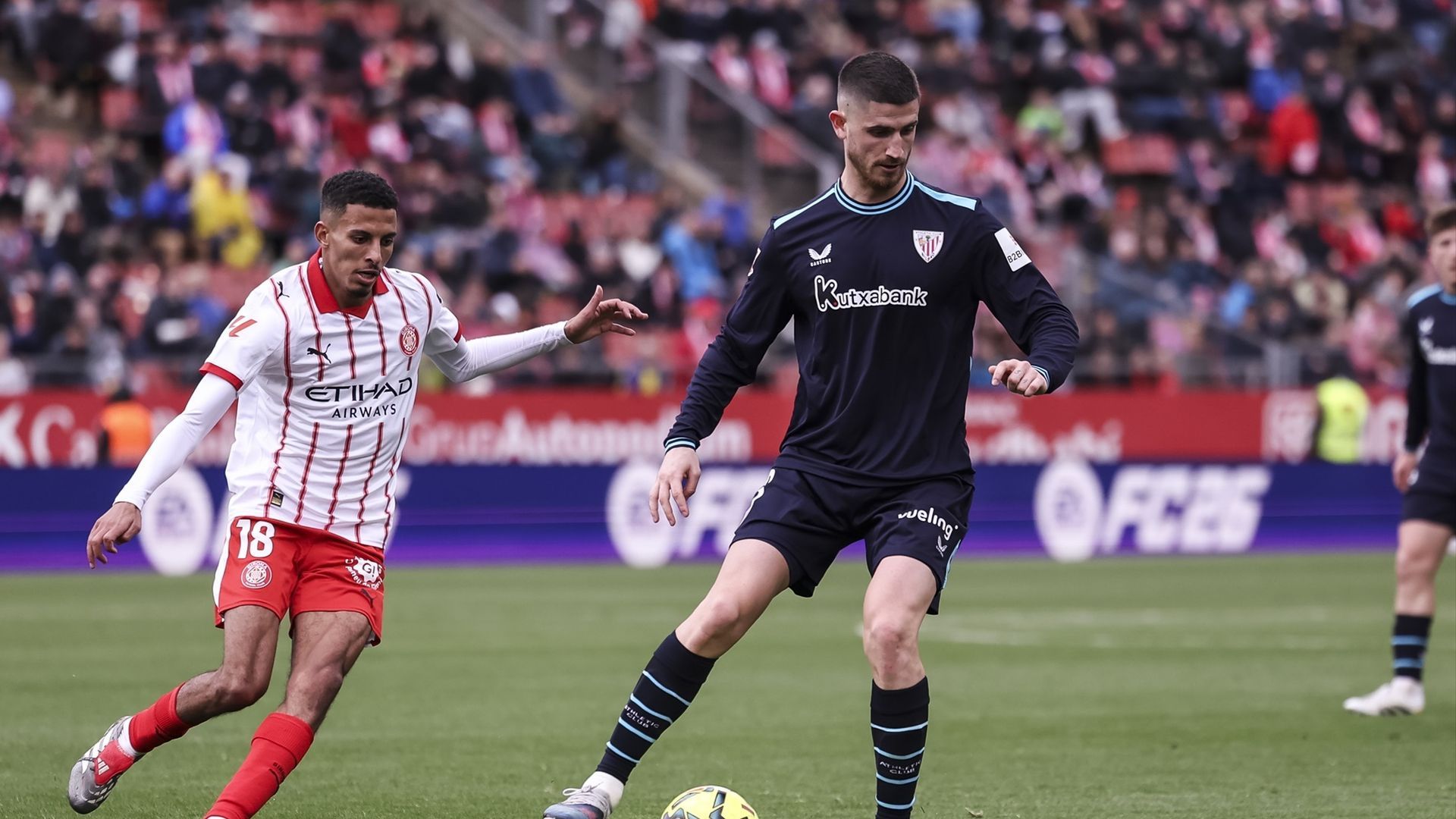 Oihan Sancet, delante de Ounahi en el Girona-Athletic