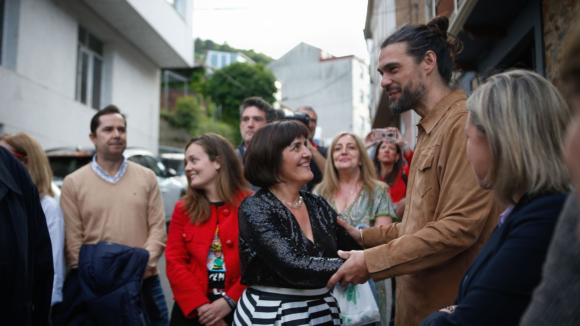 Oliver Laxe, durante una presentación de 'Sirat' ante sus vecinos de Navia de Suarna, comunidad en la que está muy implicado, en una imagen de 2025