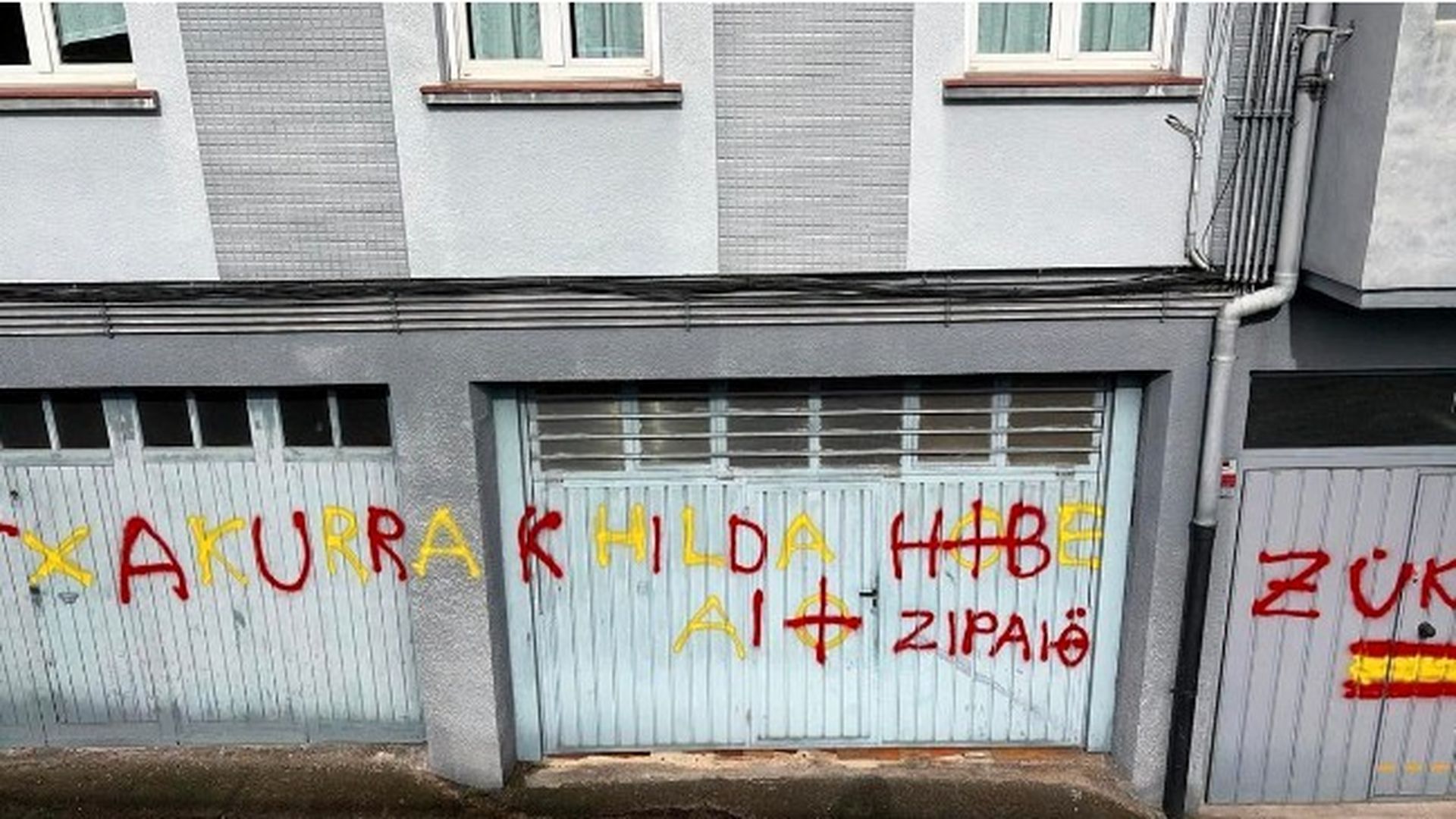 Palabras amenazantes que han pintado en unas puertas de Hernani, Guipúzcoa Palabras amenazantes que han pintado en unas puertas de Hernani, Guipúzcoa