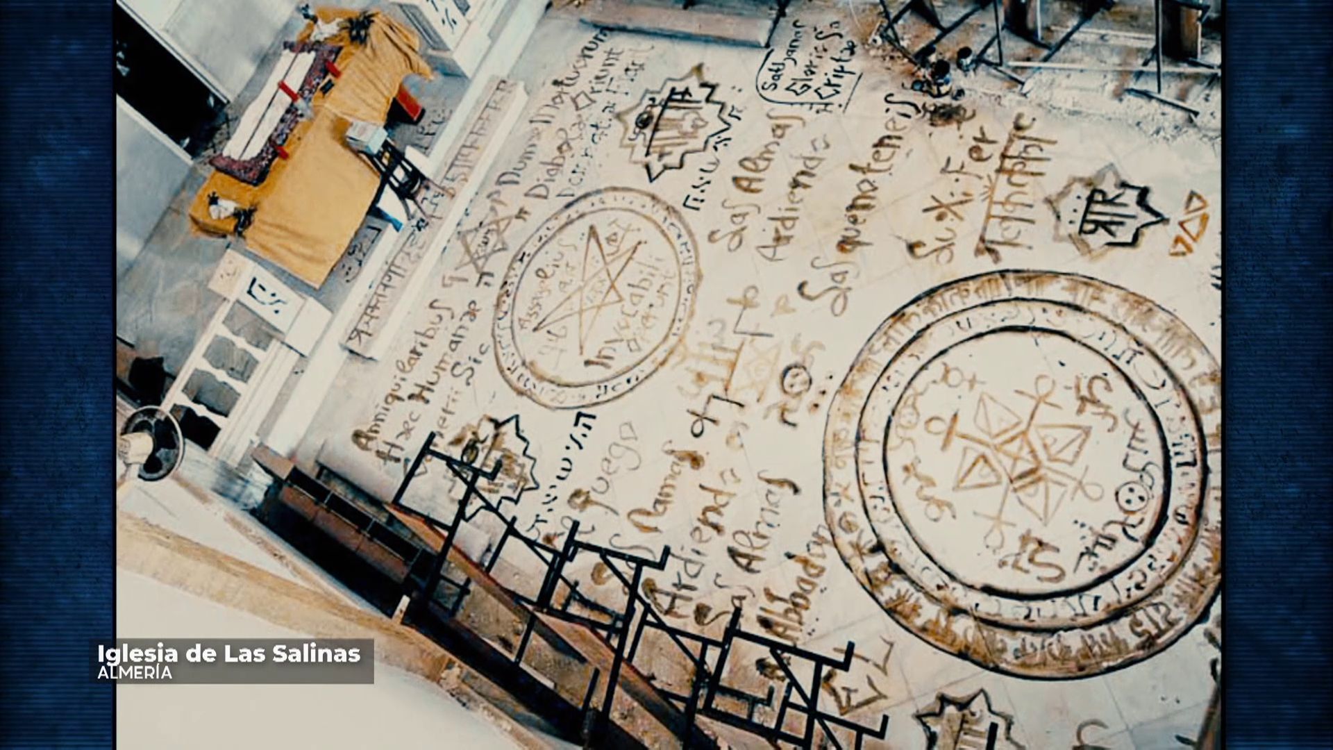 Pintada satánica en la iglesia de Las Salinas de Almería