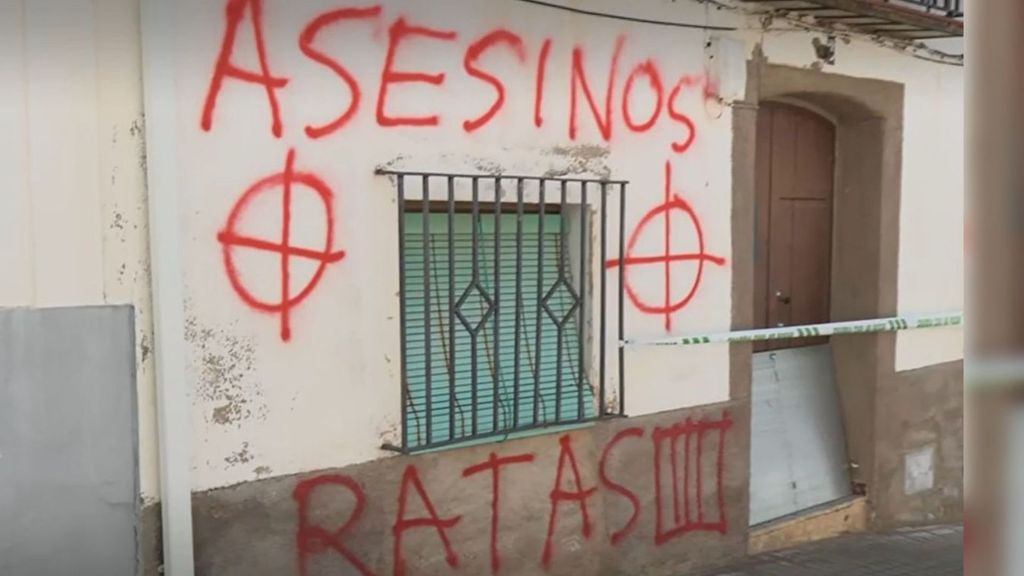 Pintadas de 'asesinos' y 'ratas' en la casa de los hermanos detenidos por el crimen de Francisca Cadenas
