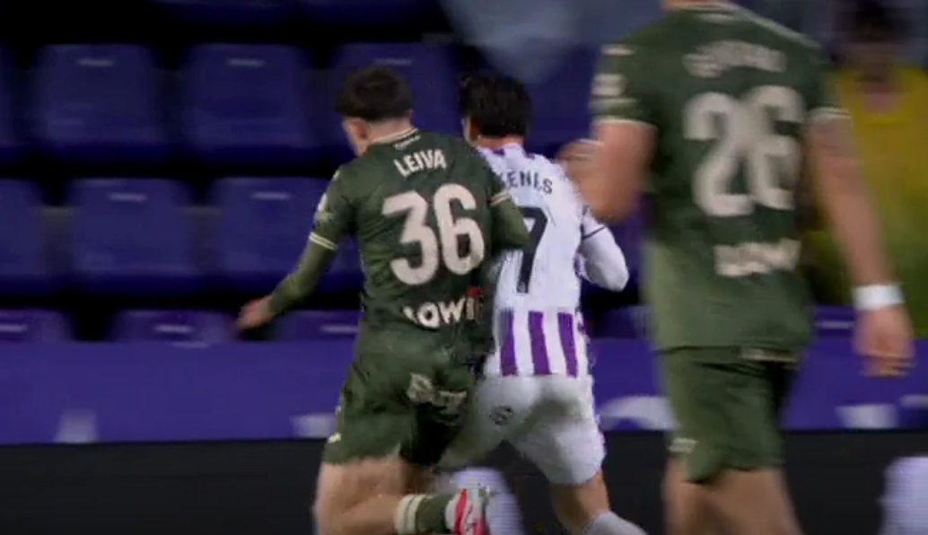 Posible falta de Leiva sobre Sergi Canós Tenés en el primer gol del Leganés.