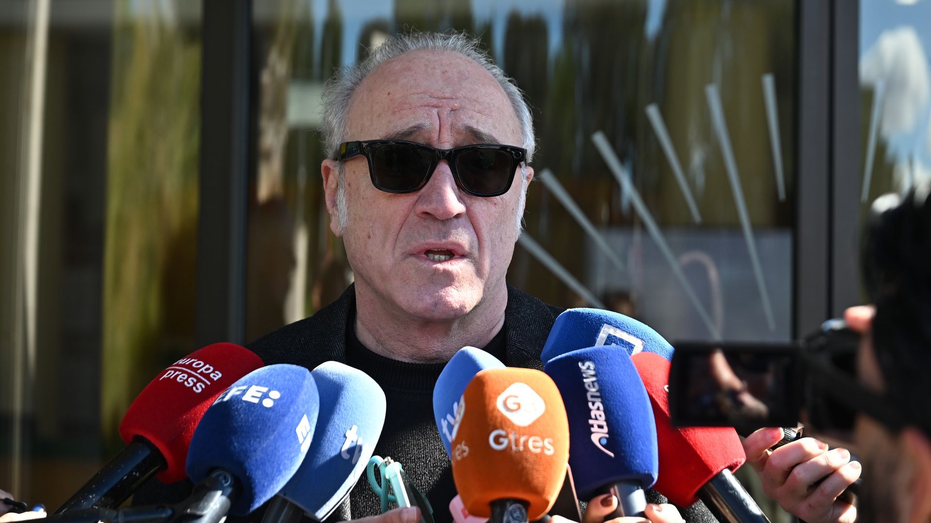 Roberto Álvarez a su llegada al tanatorio de La Paz en Tres Cantos para dar el último adiós a Gemma Cuervo